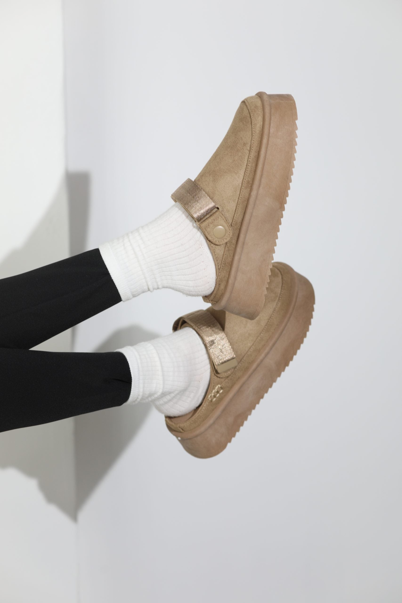 Bēsi m/ za ,,UGG'' tipa apavi ar vaļēju papēdi - 16155