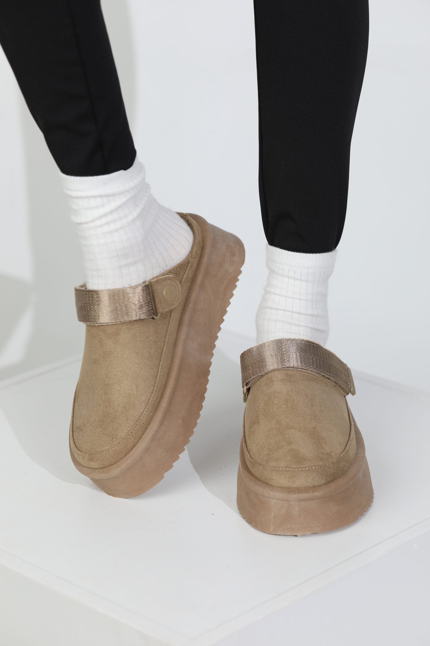 Bēsi m/ za ,,UGG'' tipa apavi ar vaļēju papēdi - 16155