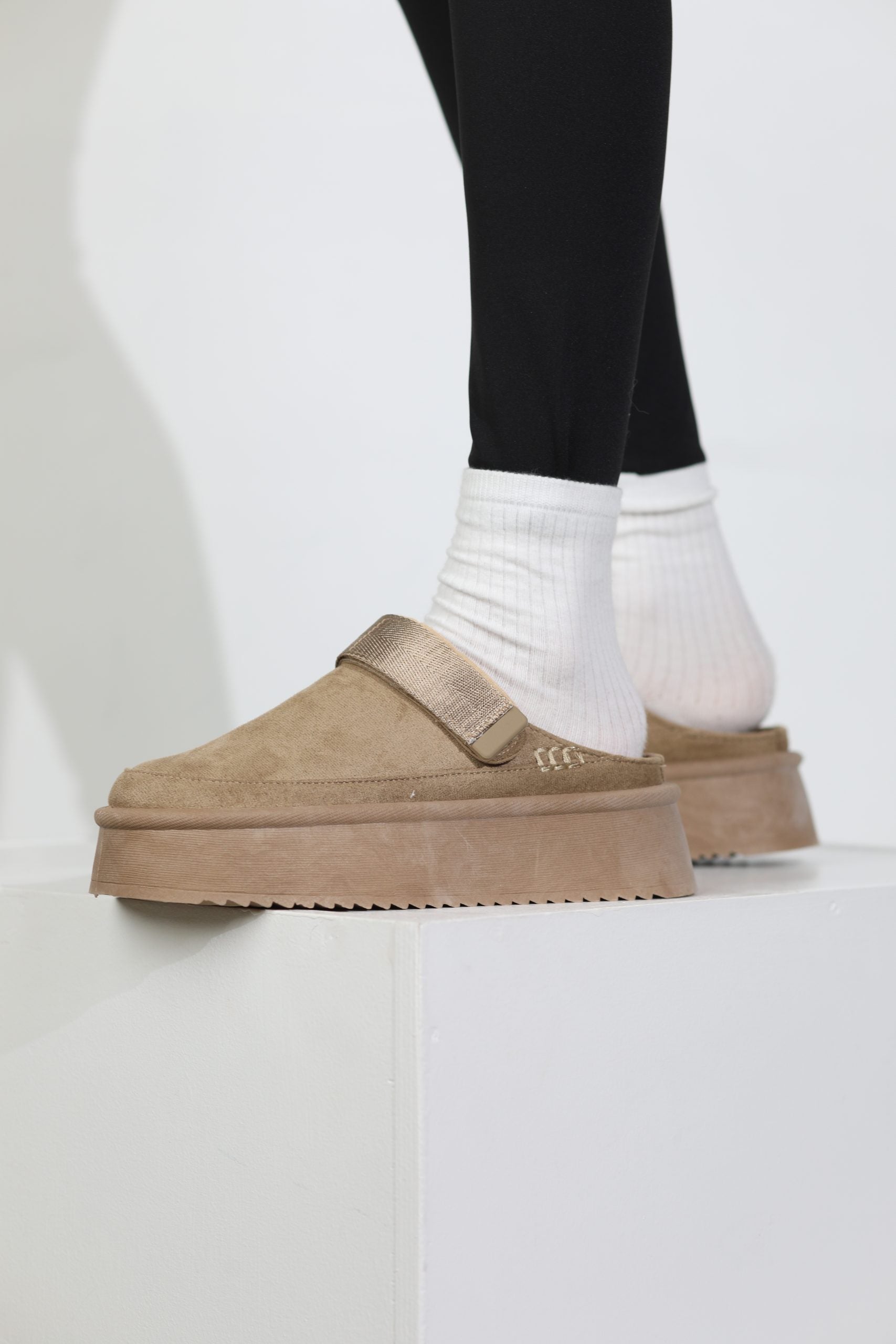 Bēsi m/ za ,,UGG'' tipa apavi ar vaļēju papēdi - 16155