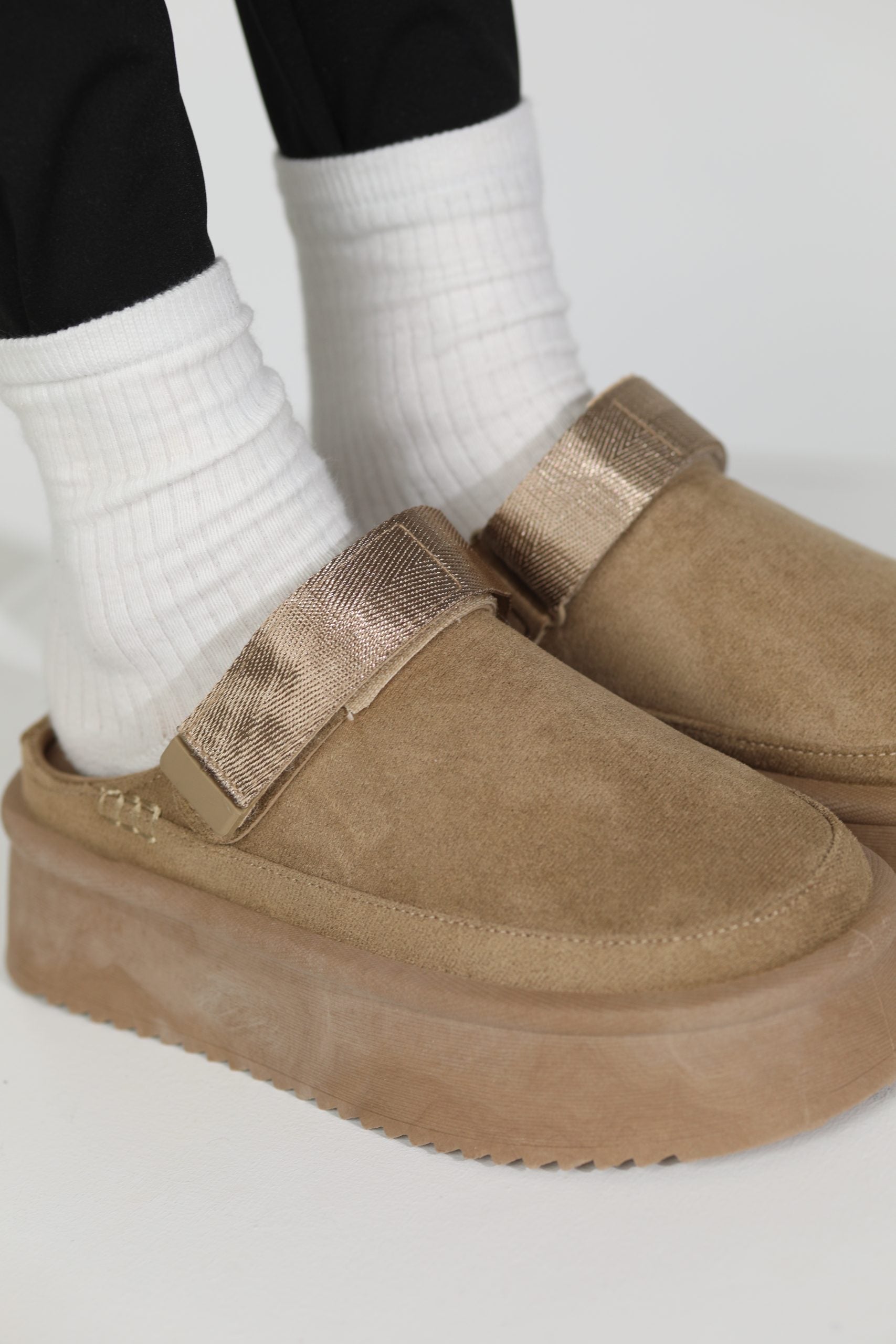 Bēsi m/ za ,,UGG'' tipa apavi ar vaļēju papēdi - 16155