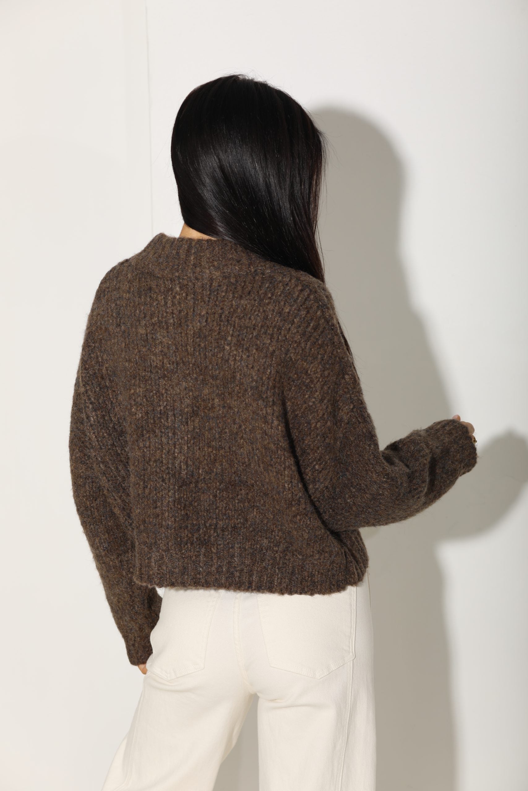 Brūna adīta īsa jaka ar melnām pogām - 16164