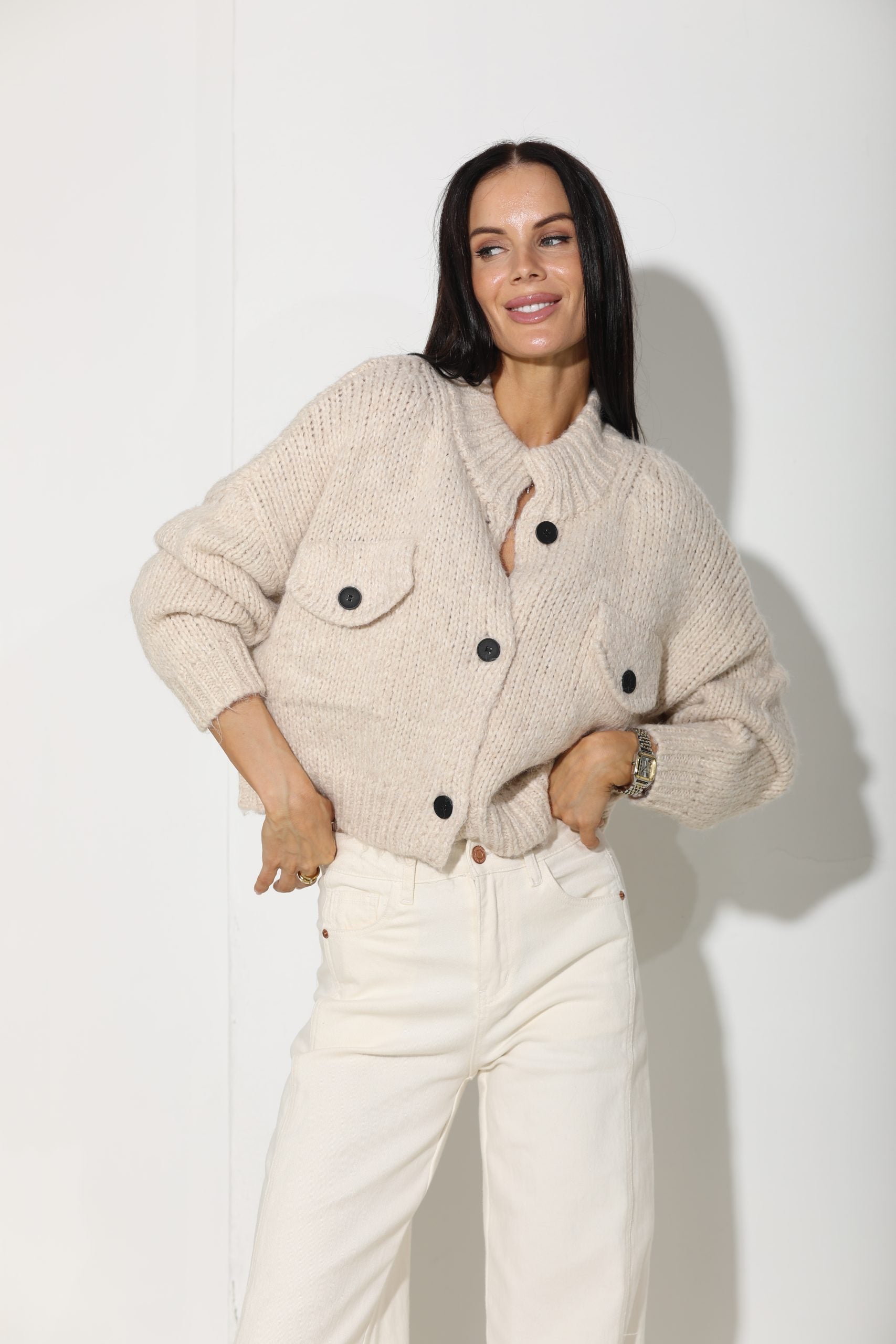 Bēša adīta īsa jaka ar melnām pogām - 16166