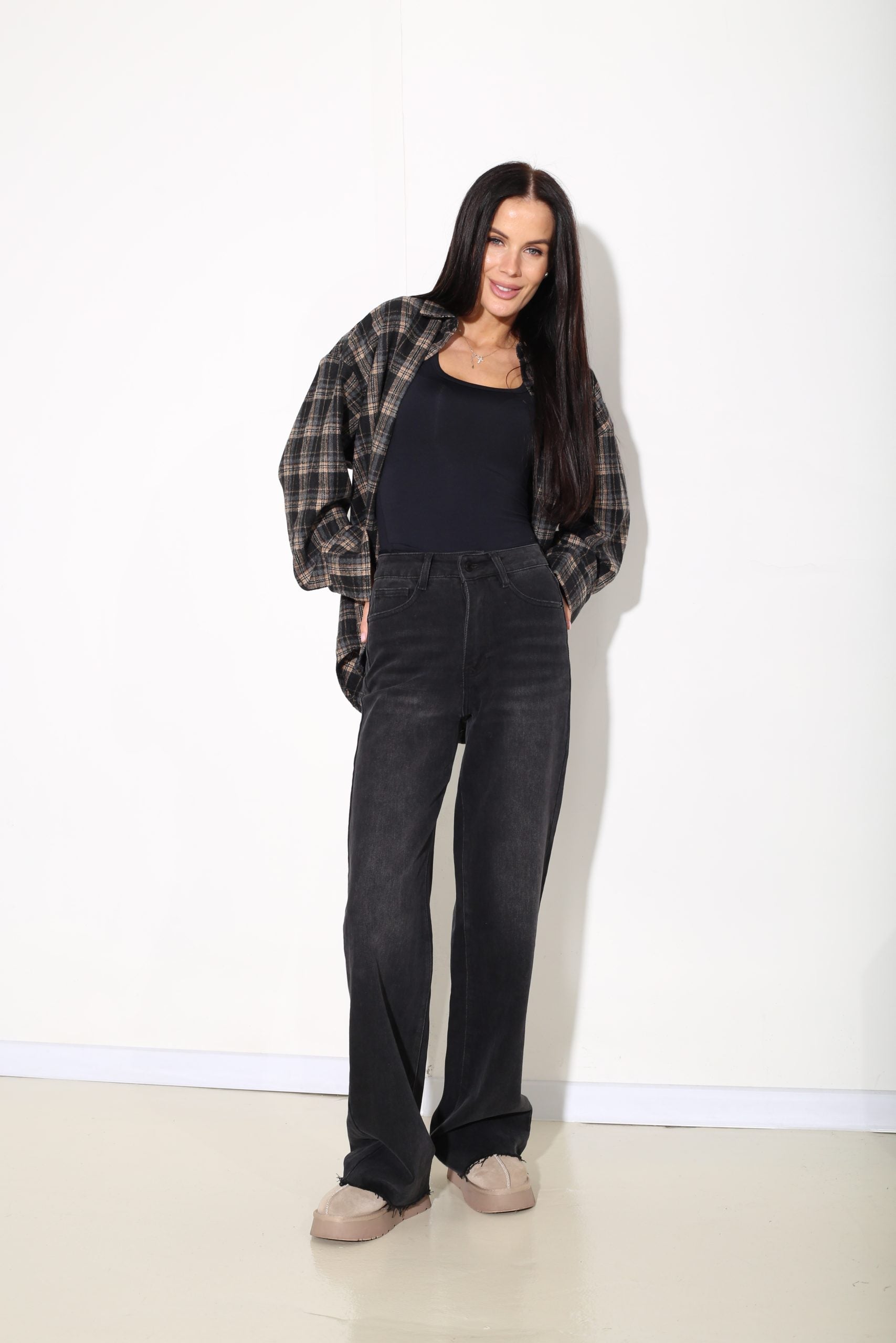 Melnas/balinātas džinsa bikses ar nenostrādātiem bikšu galiem- 17005