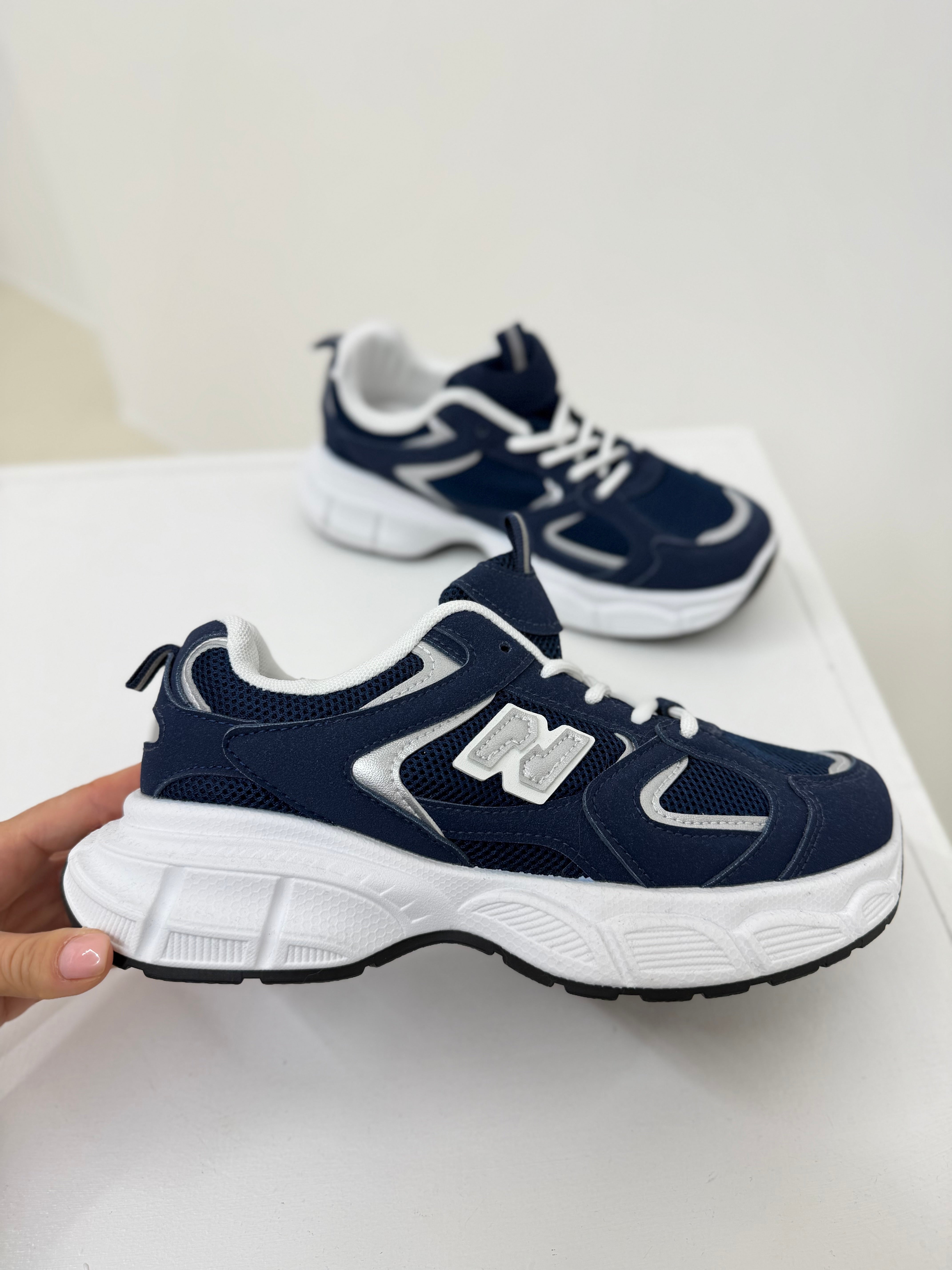 Tumši zilas sportiska stila apavi 'N' ar akcentu- 19034