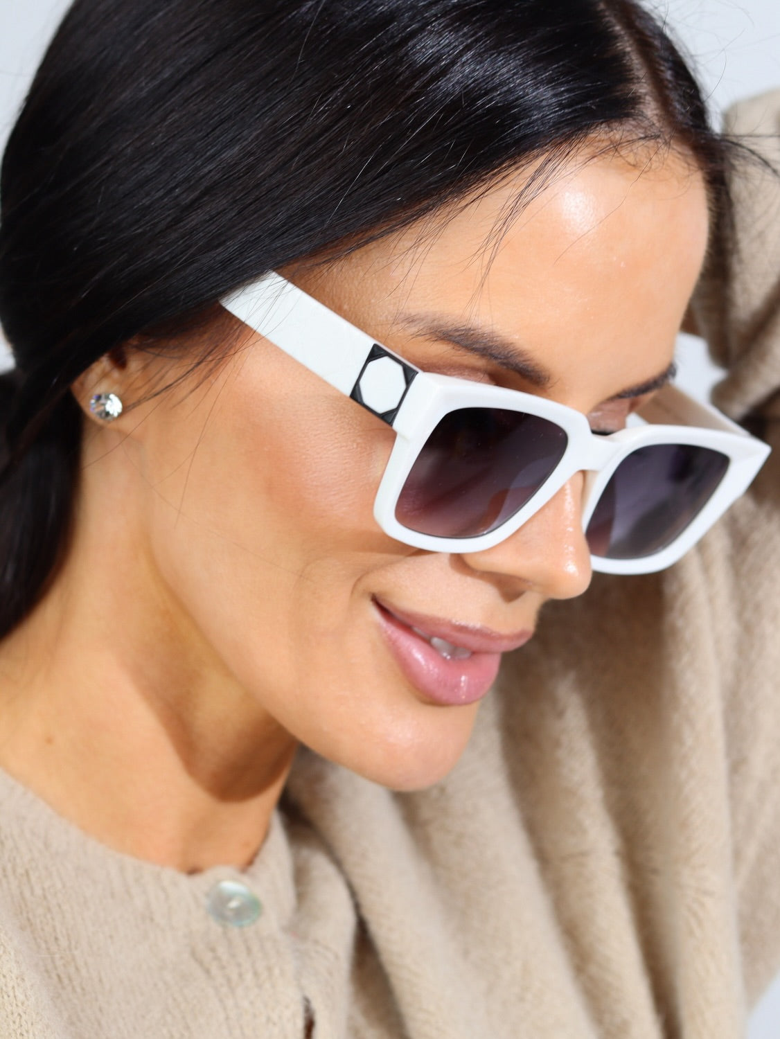 Baltas saulesbrilles ar reljefu kātiņā - 15413
