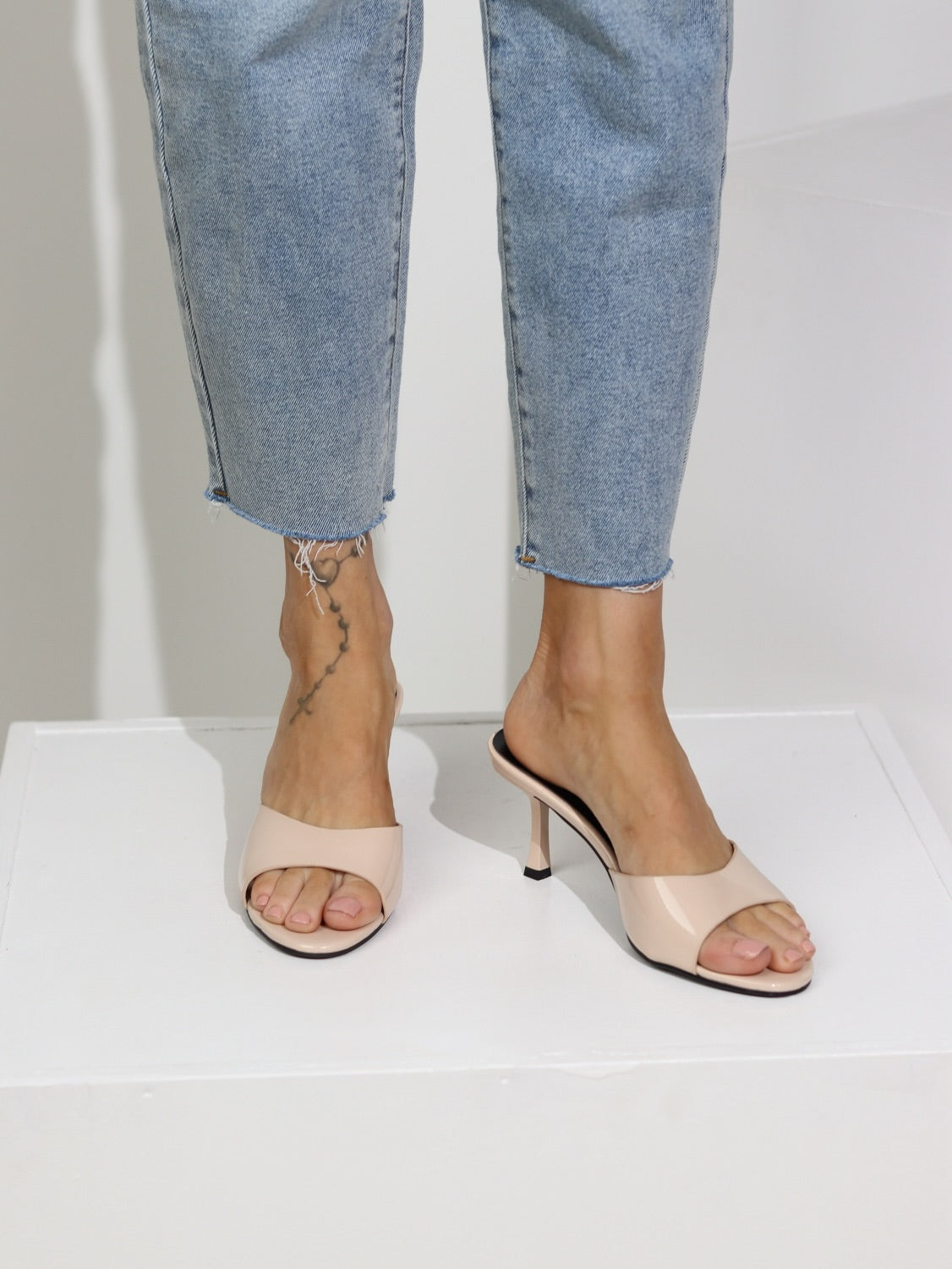 Bēšas, lakotas, vaļējas kurpītes uz papēdīti - 15166