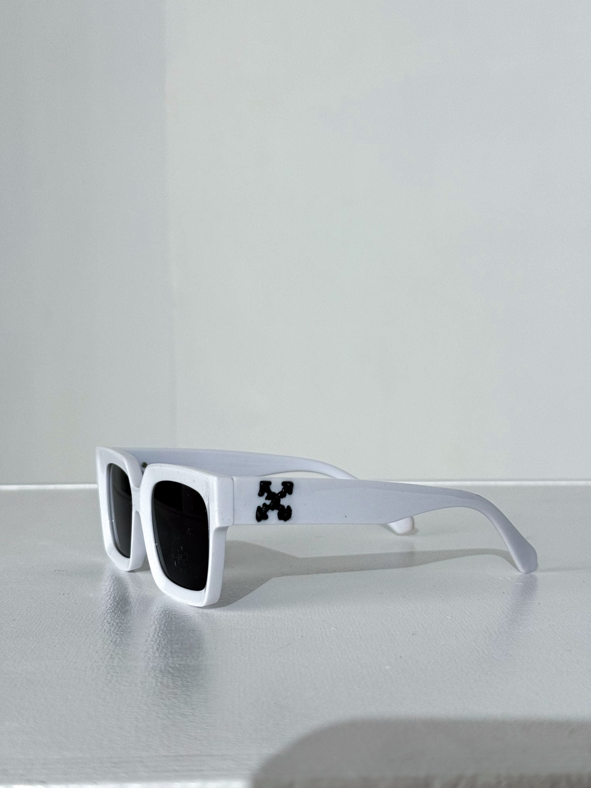 Baltas kvadrātformas saulesbrilles ar akcentu 'X' - 14969