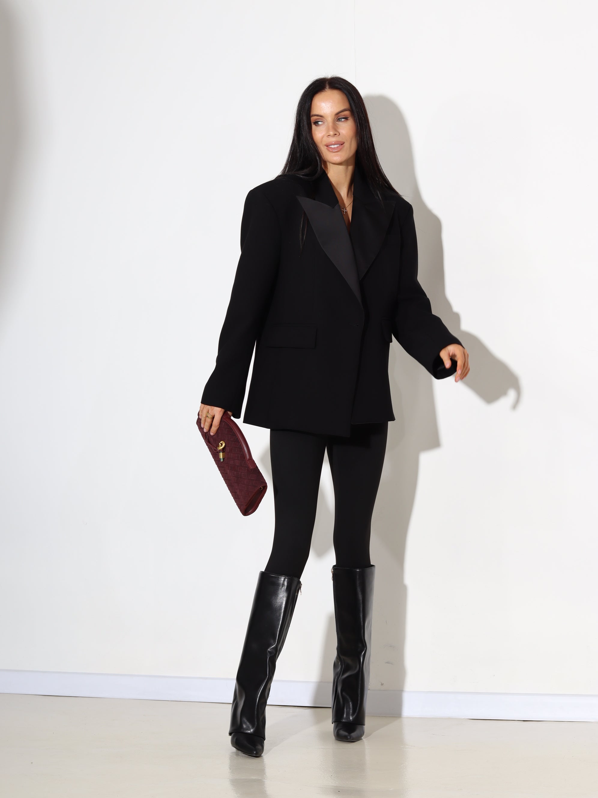 Melna klasiska piegriezuma žakete ar 2 audumu akcentu atlokā - 17813