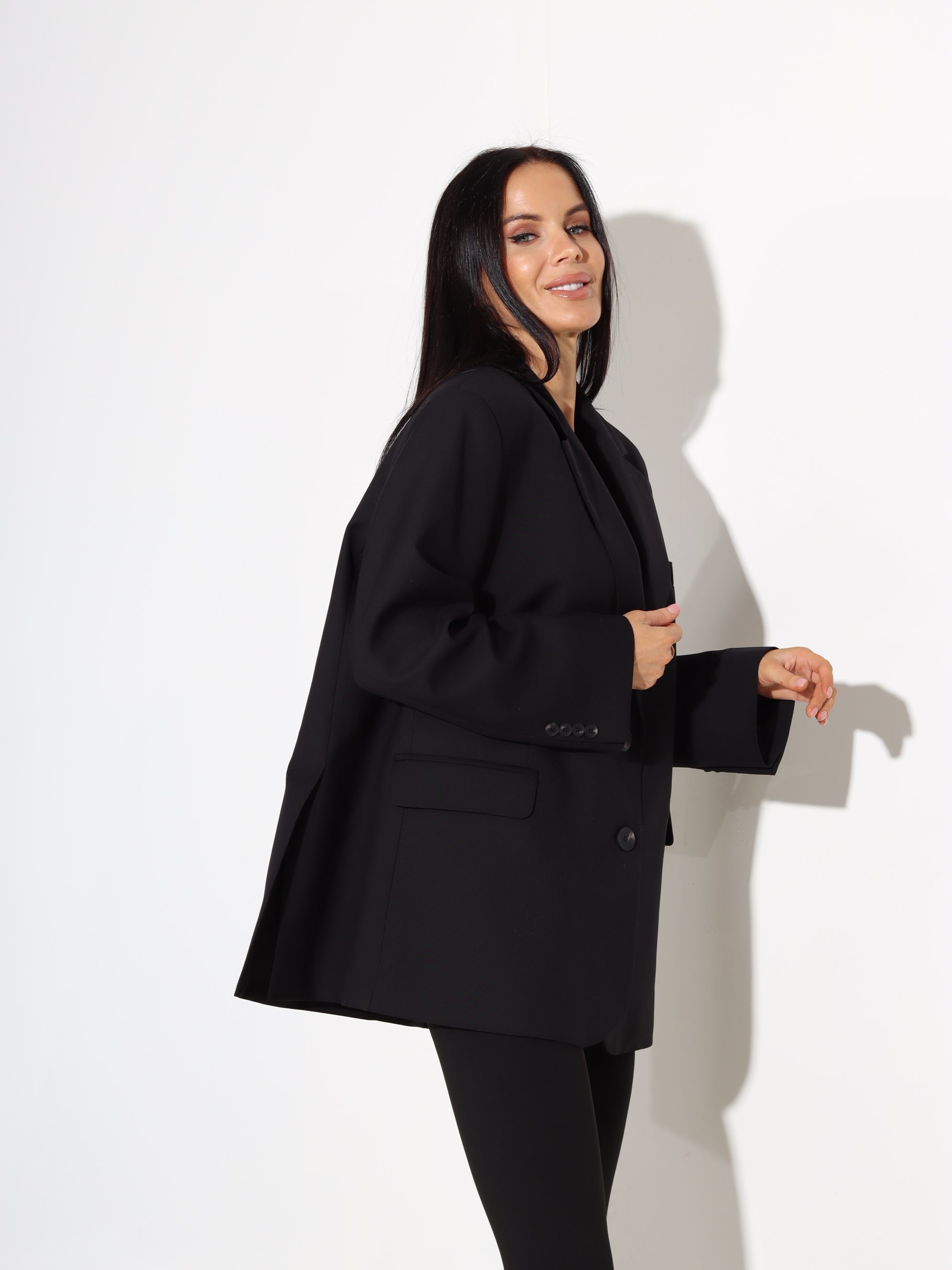 Melna oversize žakete ar dekoratīvām kabatām - 17814