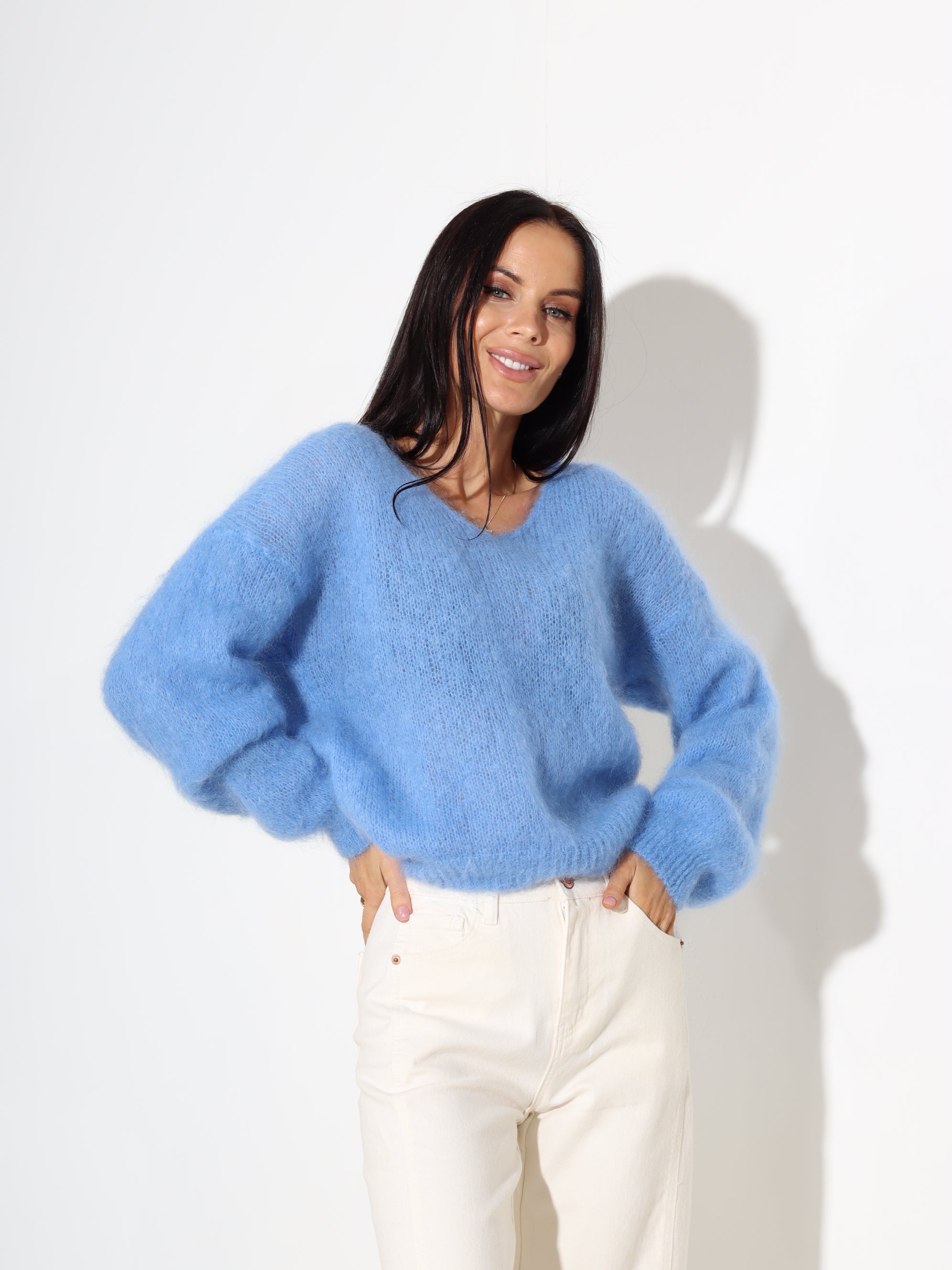 Zils mohēras džemperis ar "V" veida dekoltē - 17896