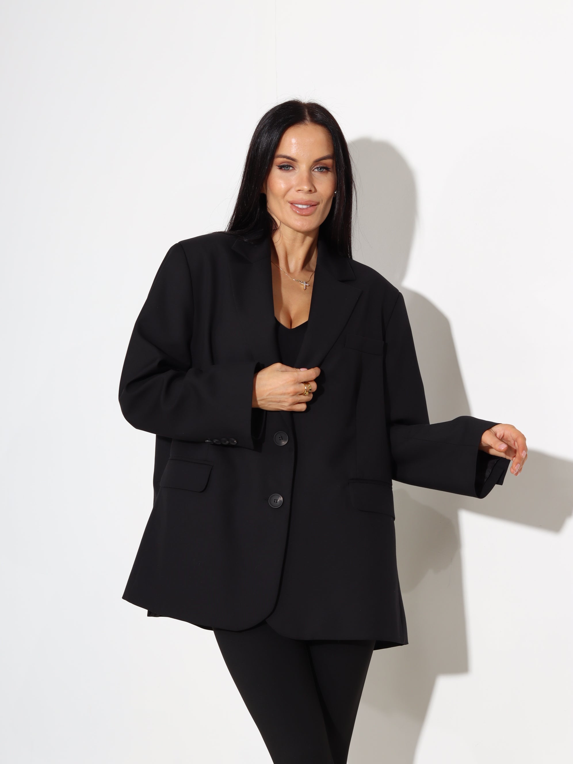 Melna oversize žakete ar dekoratīvām kabatām - 17814