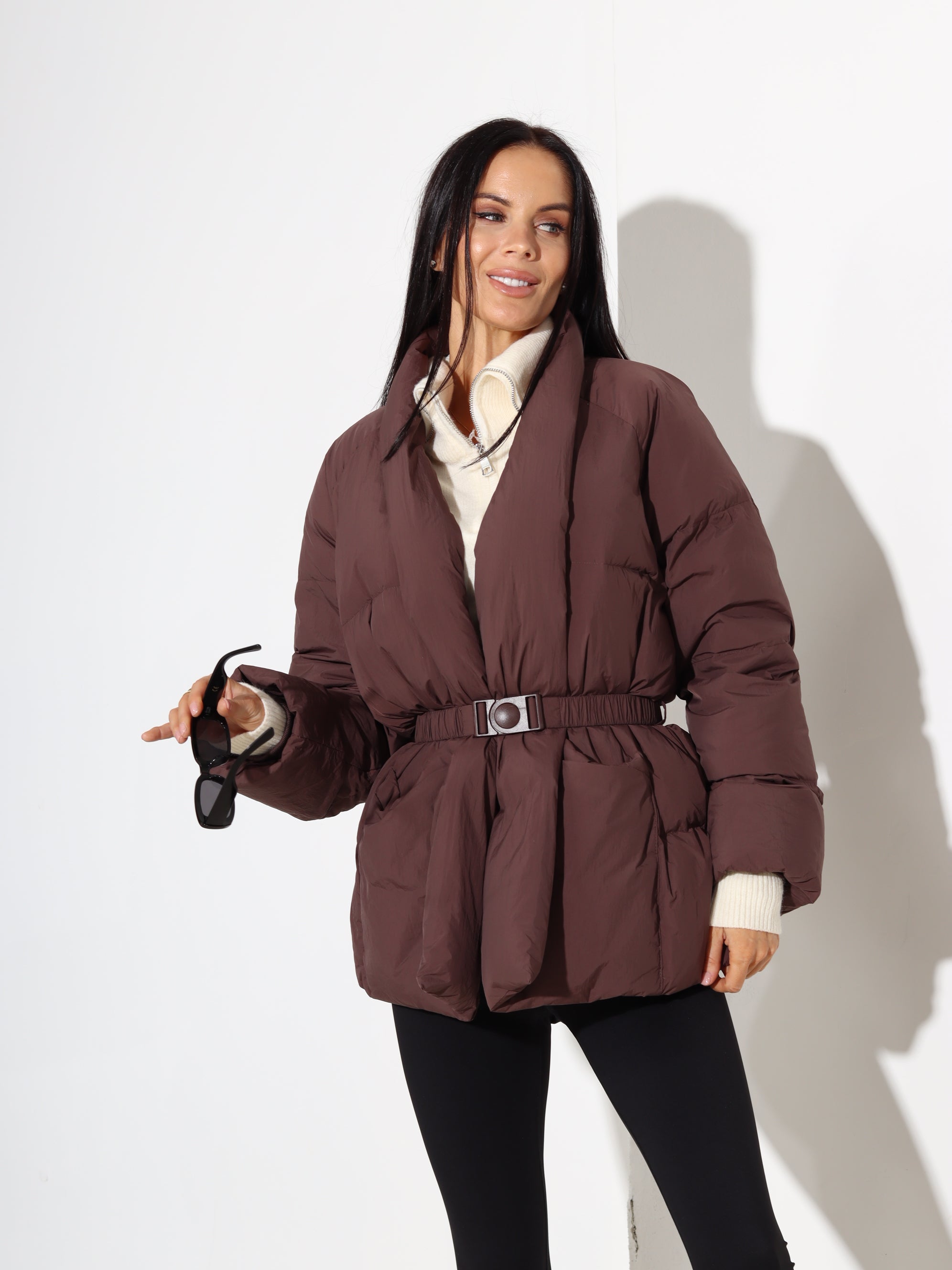 Brūna, īsa dūnu virsjaka ar jostas aizdari - 17868