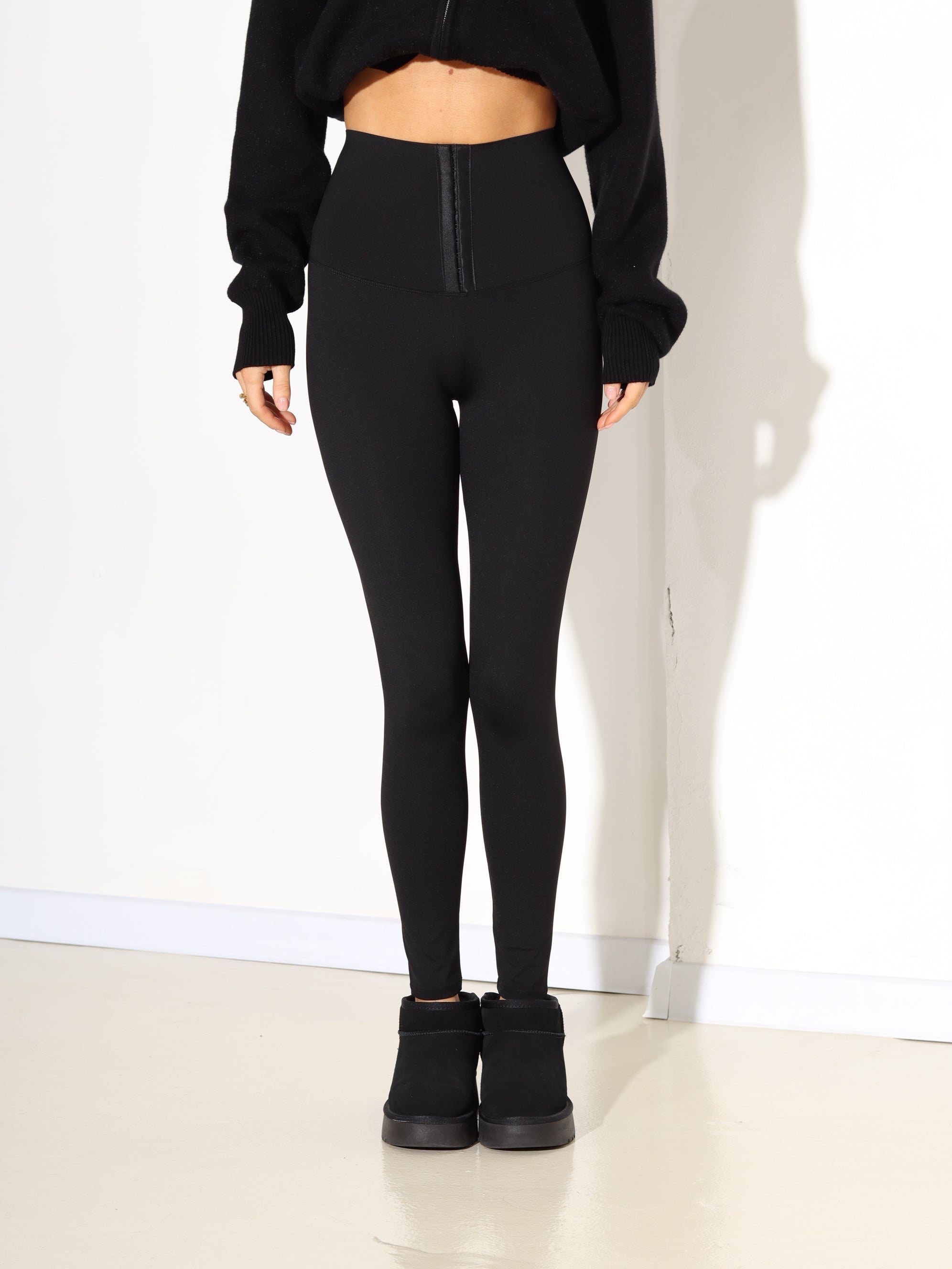 Melni koriģējoši legingi ar korsetes tipa aizdari - 17943