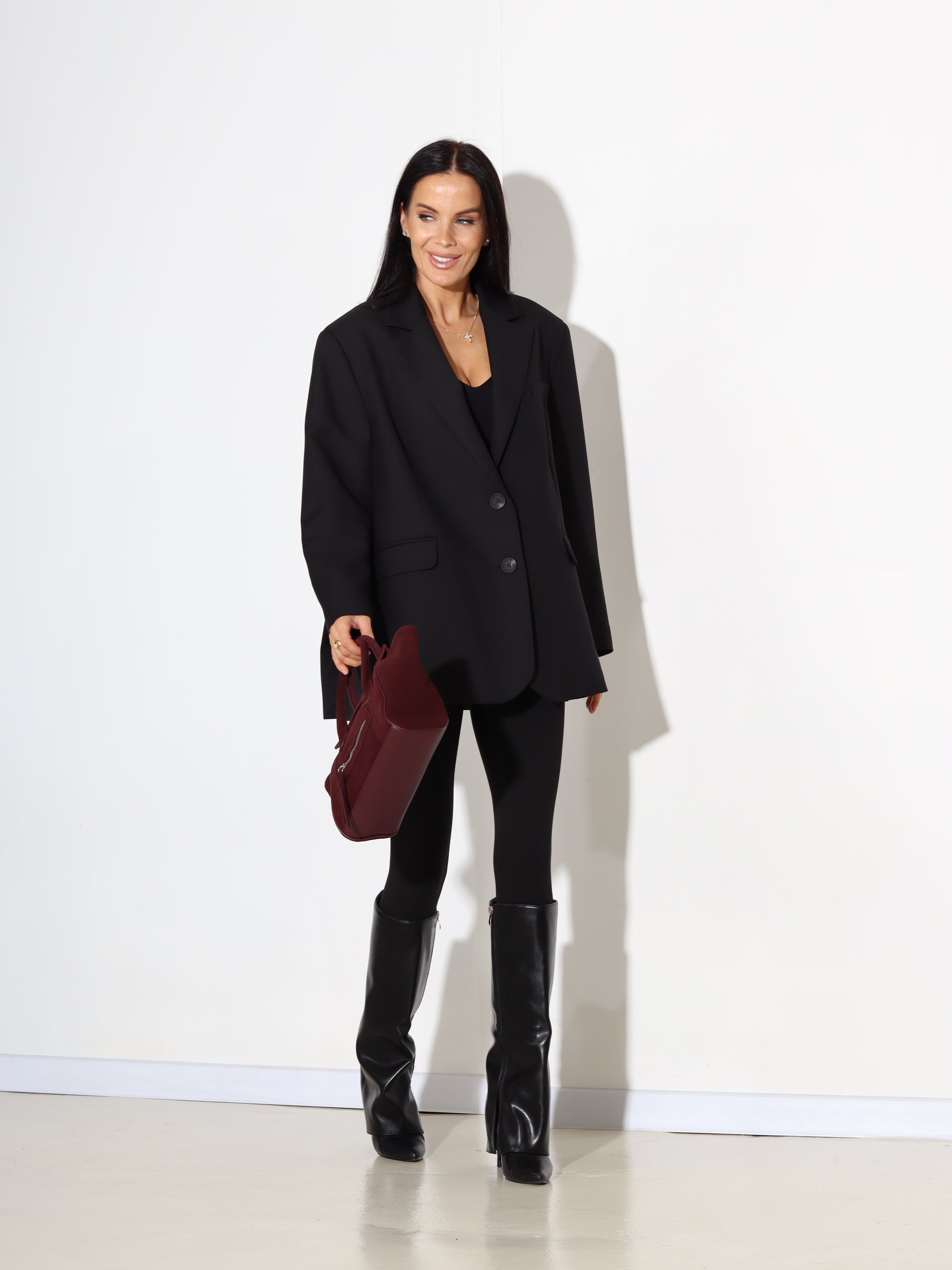 Melna oversize žakete ar dekoratīvām kabatām - 17814