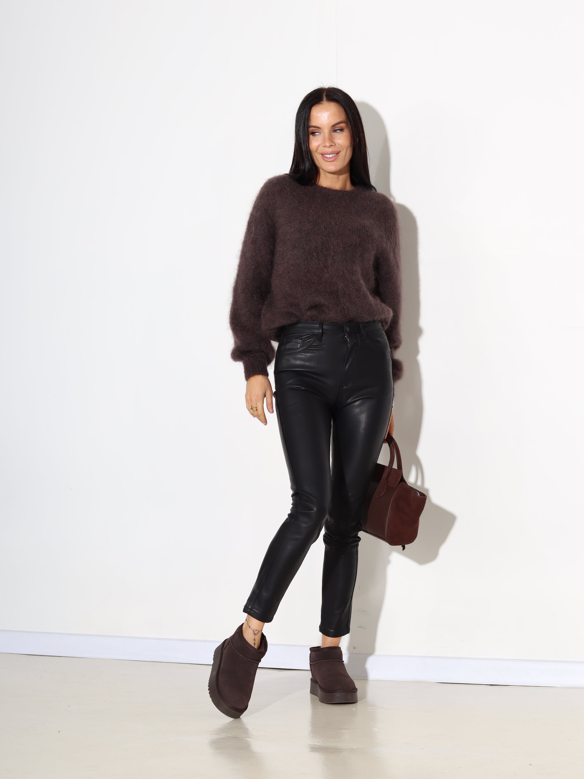 Melnas , matētas eco ādas bikses ar siltinājumu - 17966