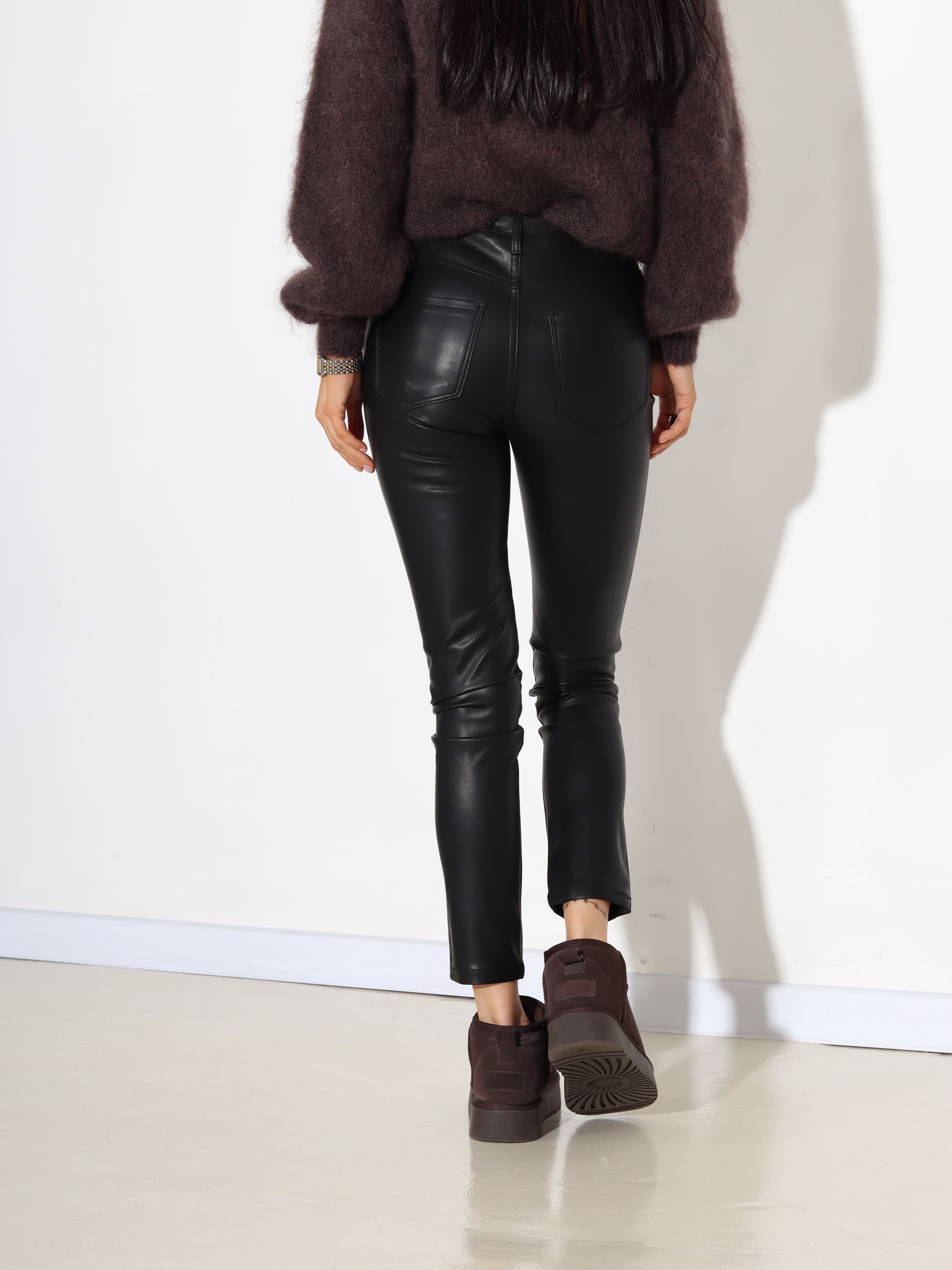 Melnas , matētas eco ādas bikses ar siltinājumu - 17966. a