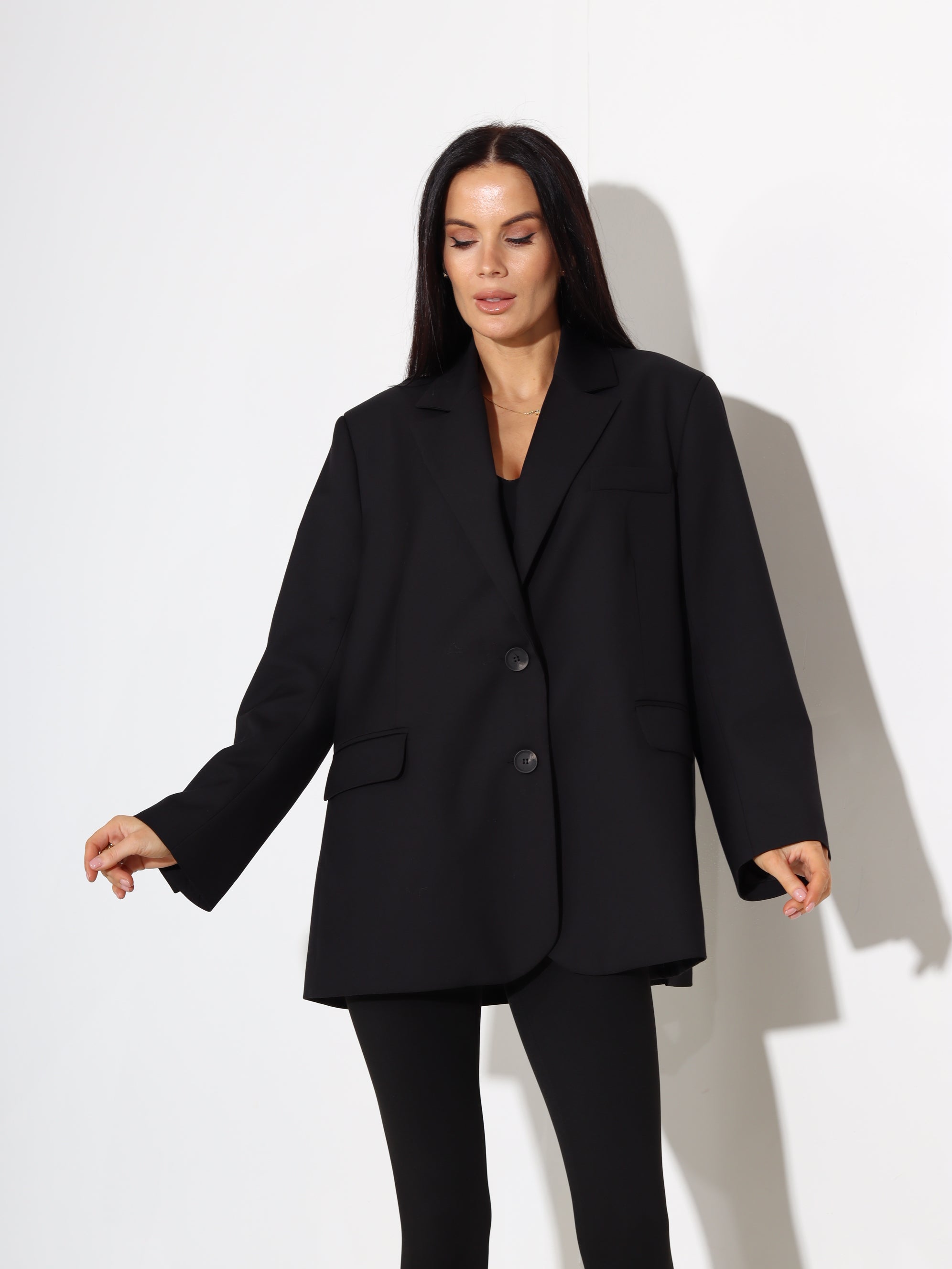 Melna oversize žakete ar dekoratīvām kabatām - 17814