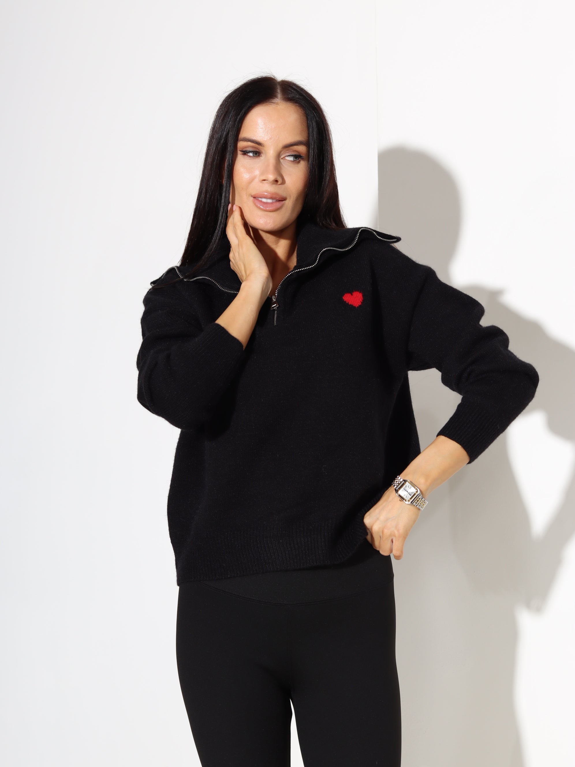 Melns, adīts džemperis ar rāvējslēdzēju apkakles daļā - 17949