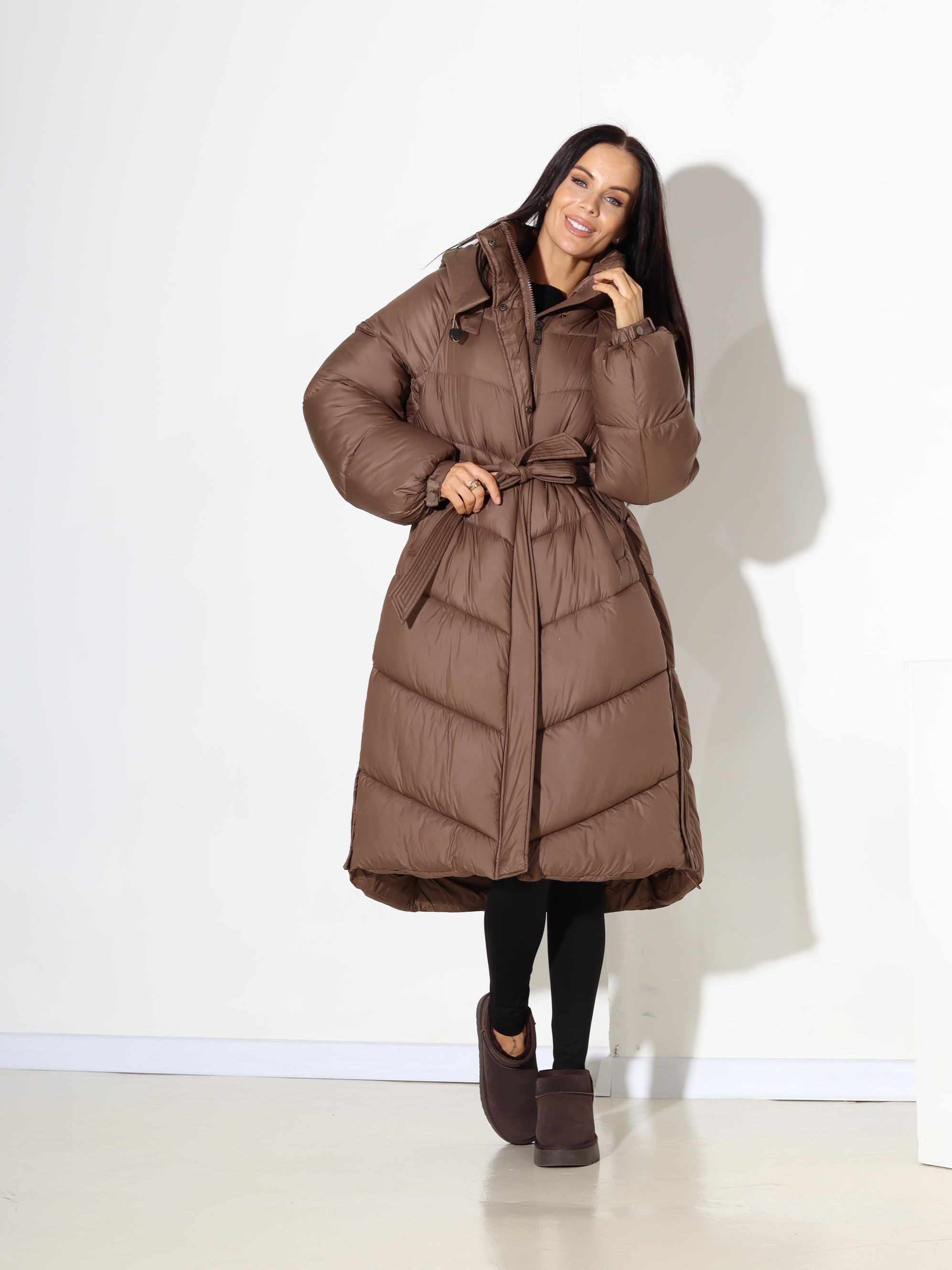 Brūna midi virjaka ar jostu un stilizētu sānu vīli - 17829