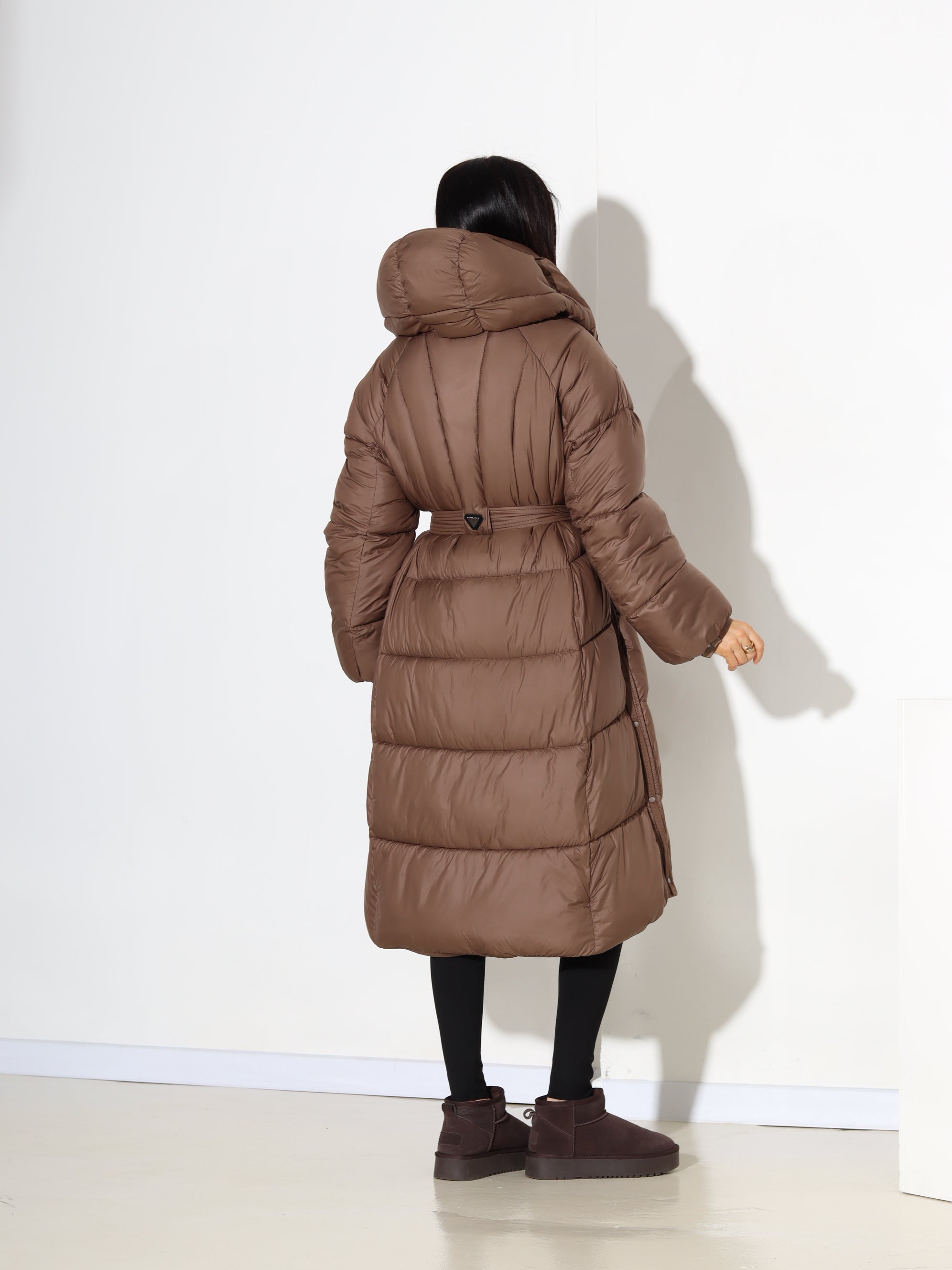 Brūna midi virjaka ar jostu un stilizētu sānu vīli - 17829