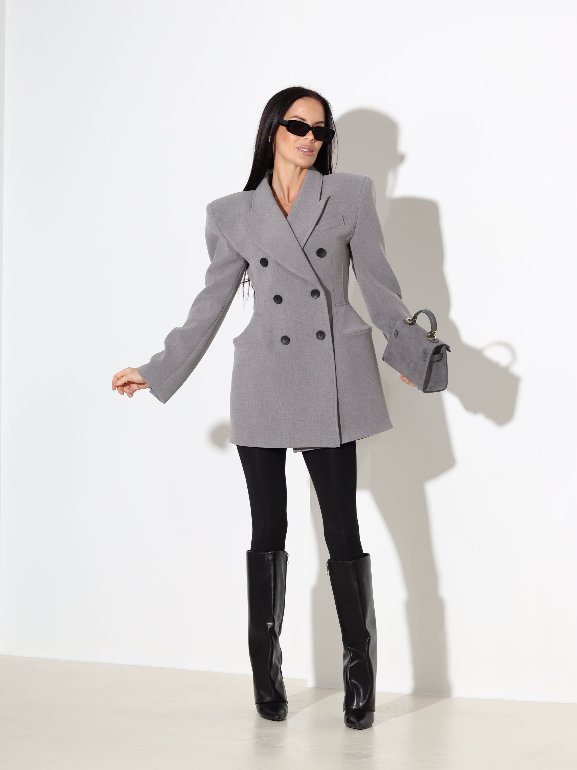 Pelēka žakete ar akcentējošu gurnu un plecu daļu - 18095