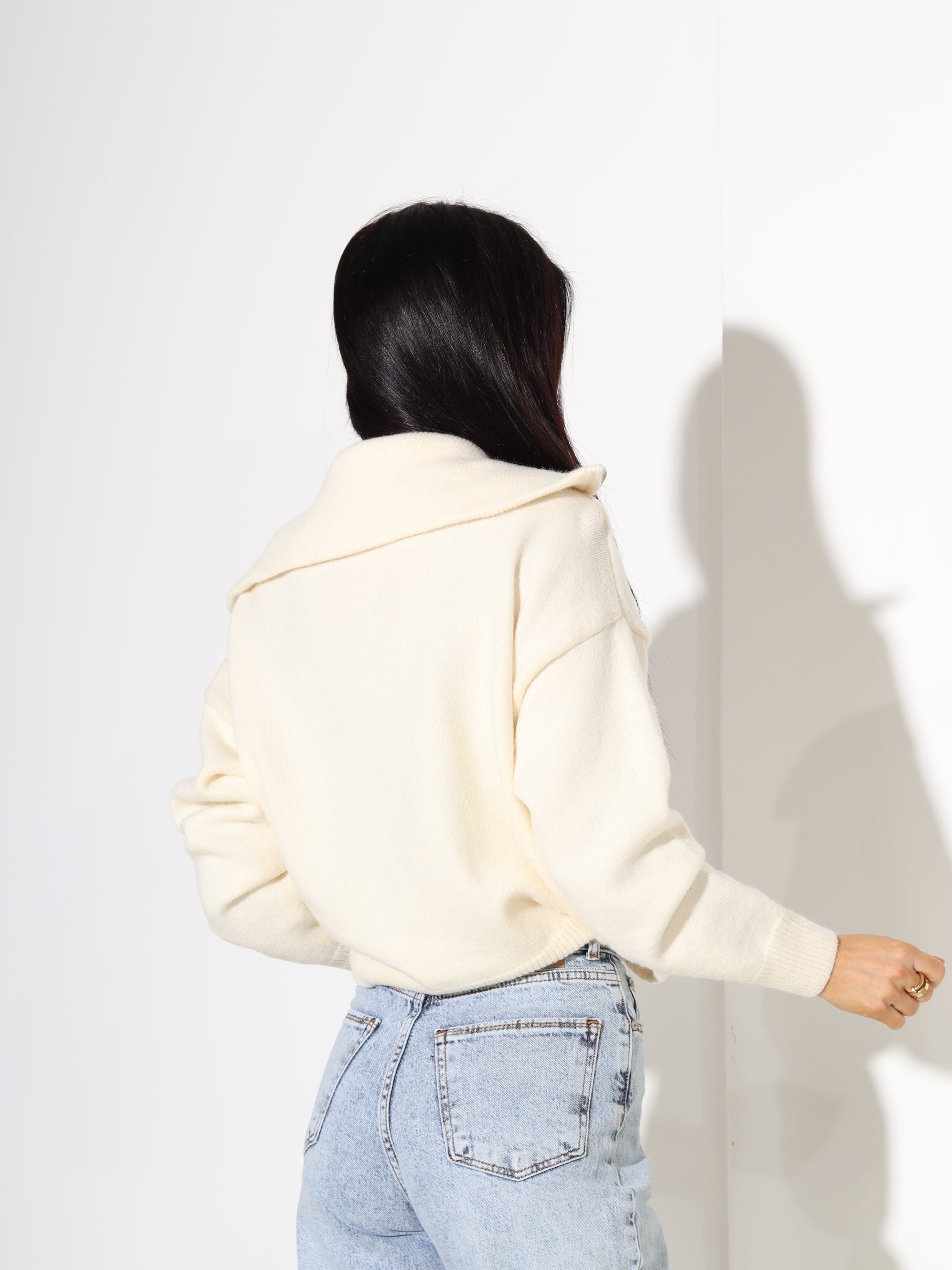 Balts, adīts džemperis ar rāvējslēdzēju apkakles daļā - 17948