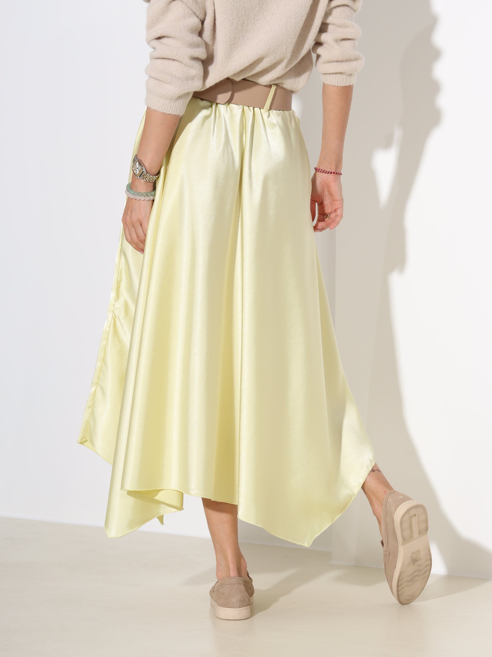 Dzelteni, midi, atlasa auduma svārki ar jostu - 18302