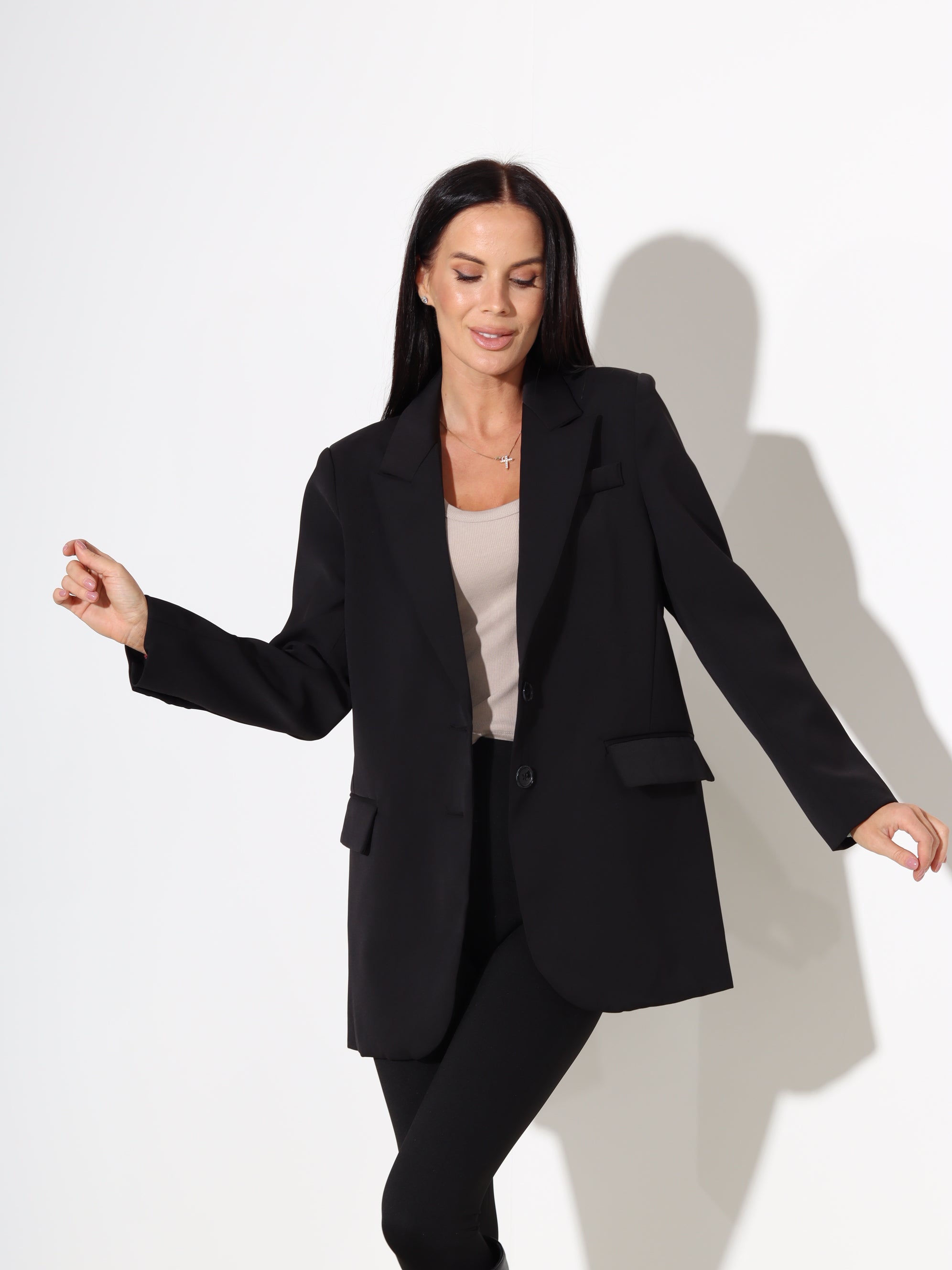 Melna, klassikalise piegriezuma žakete ar dekoratīvām kabatām - 18122