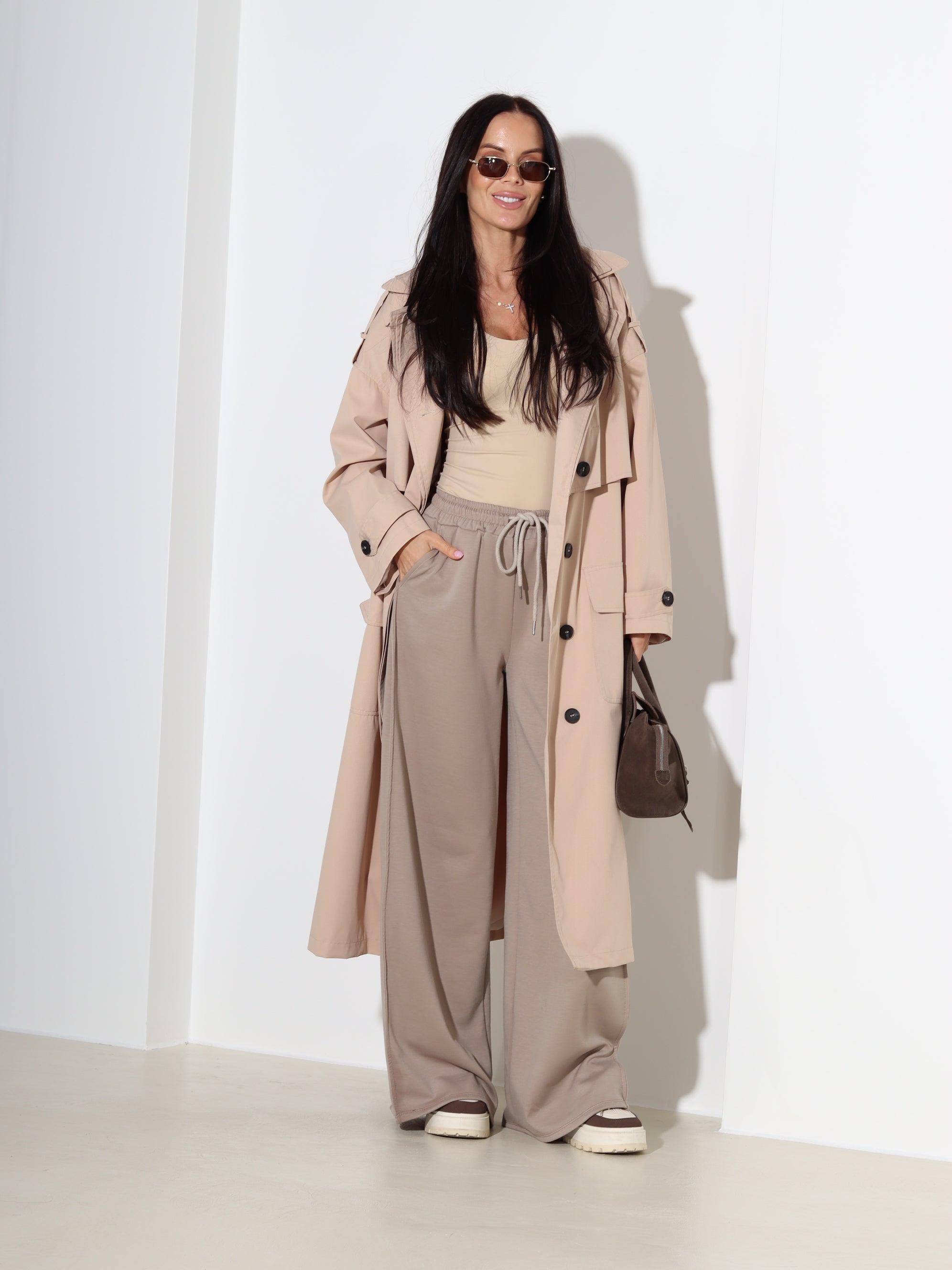 Taupes tonī bikses ar paplatinājuma iešuvi sānos, sportiskā stilā - 18347