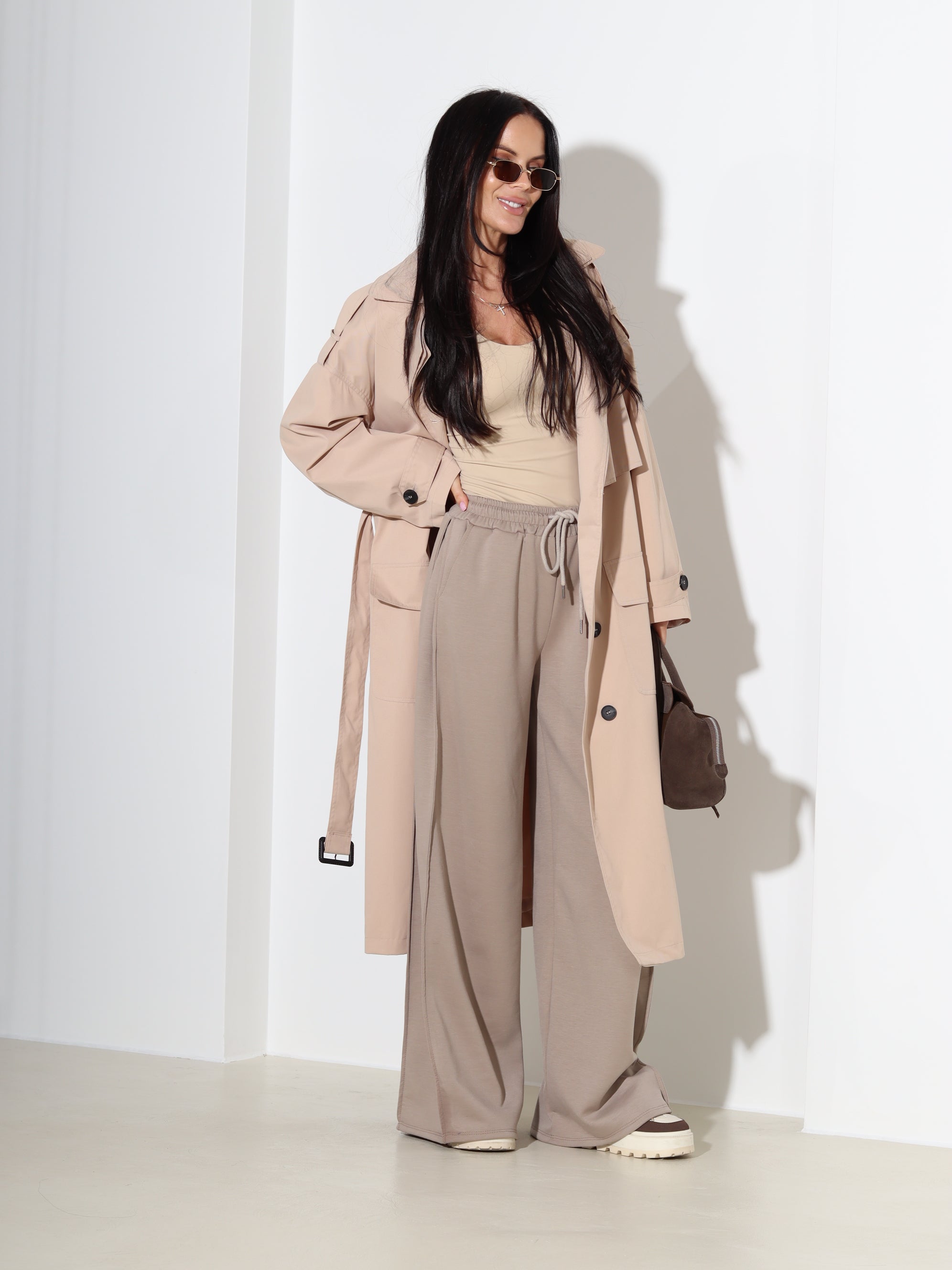 Taupes tonī bikses ar paplatinājuma iešuvi sānos, sportiskā stilā - 18347