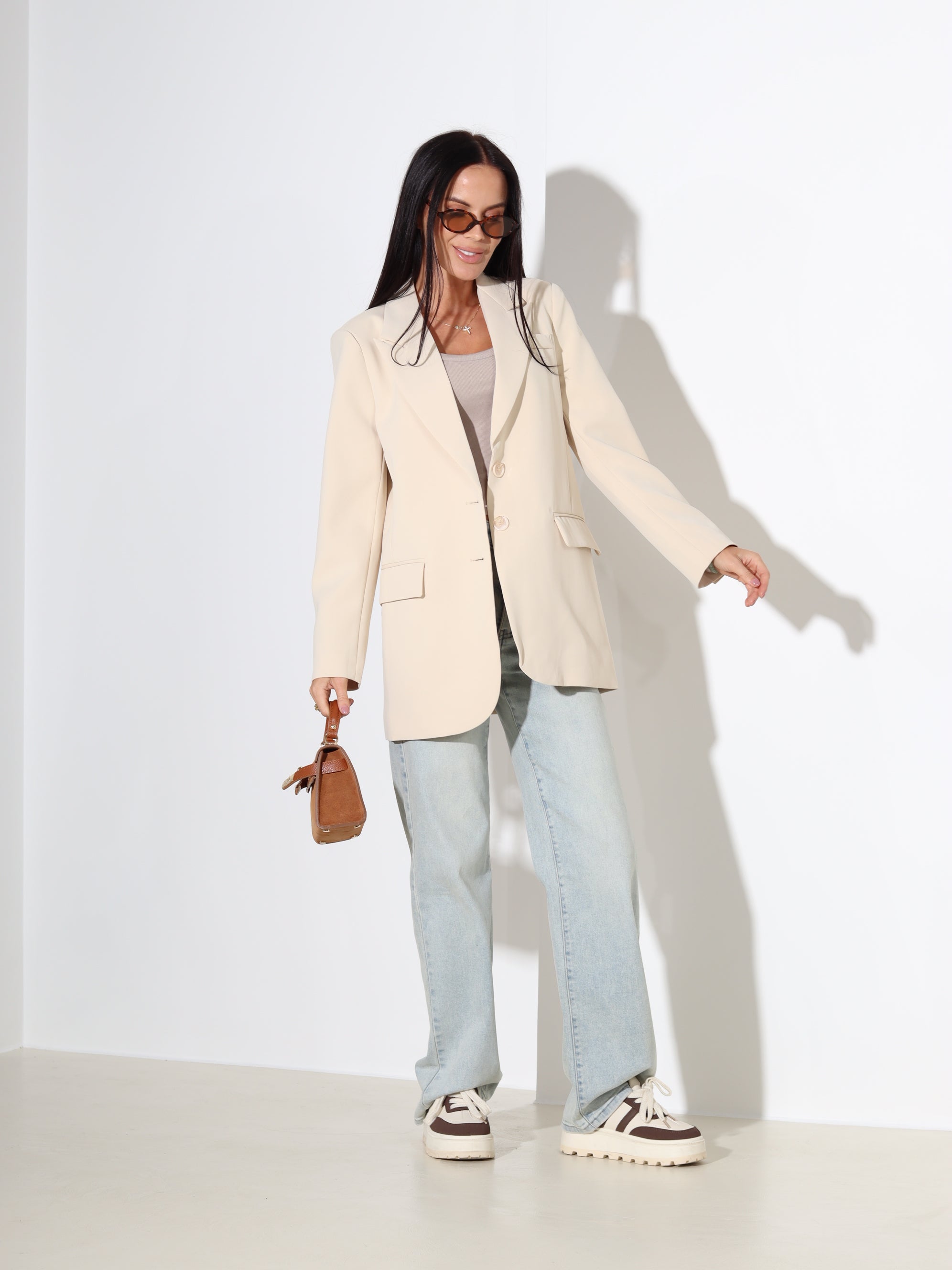 Bēša, klasiska piegriezuma žakete ar dekoratīvām kabatām - 18123