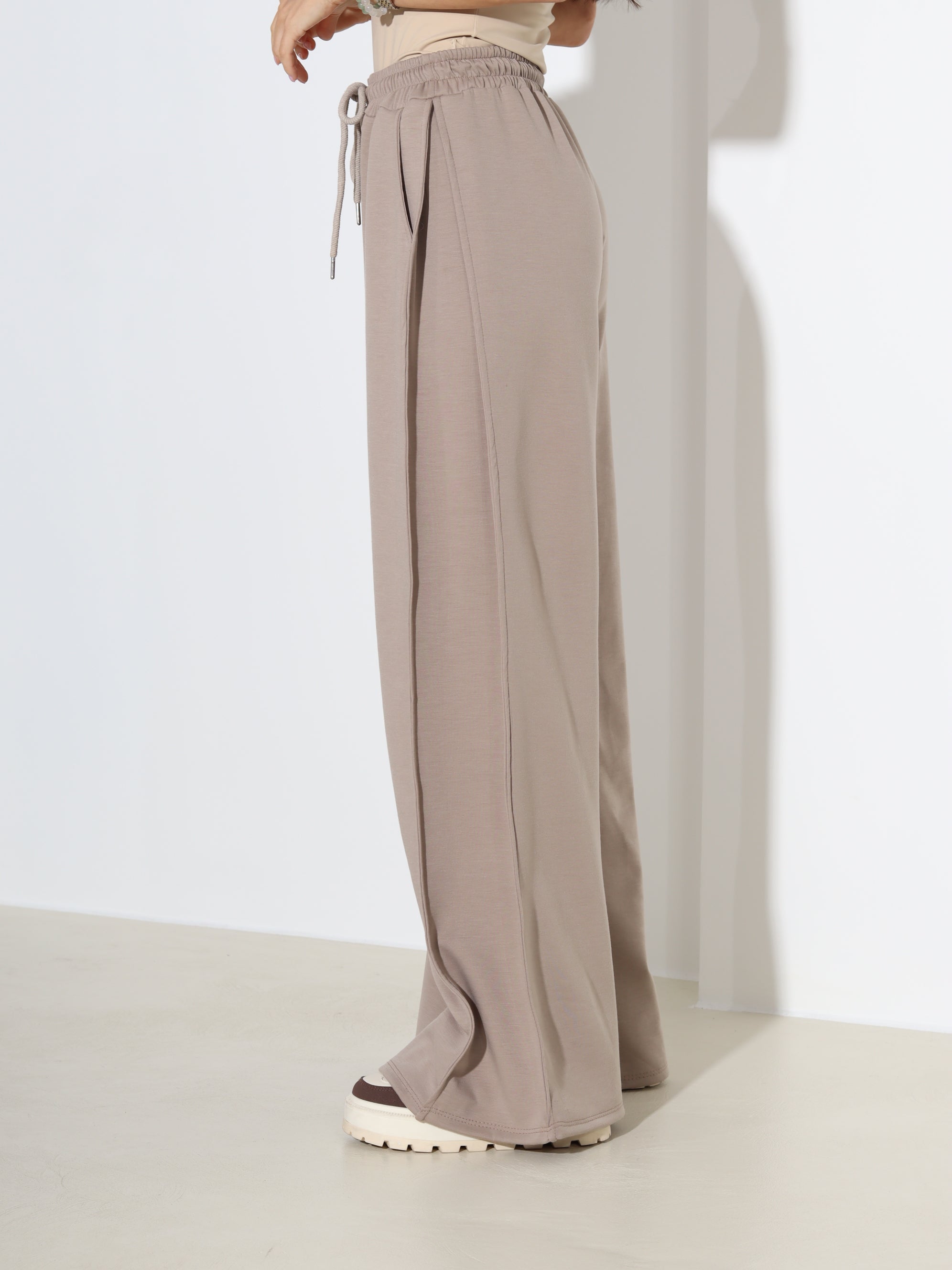 Taupes tonī bikses ar paplatinājuma iešuvi sānos, sportiskā stilā - 18347