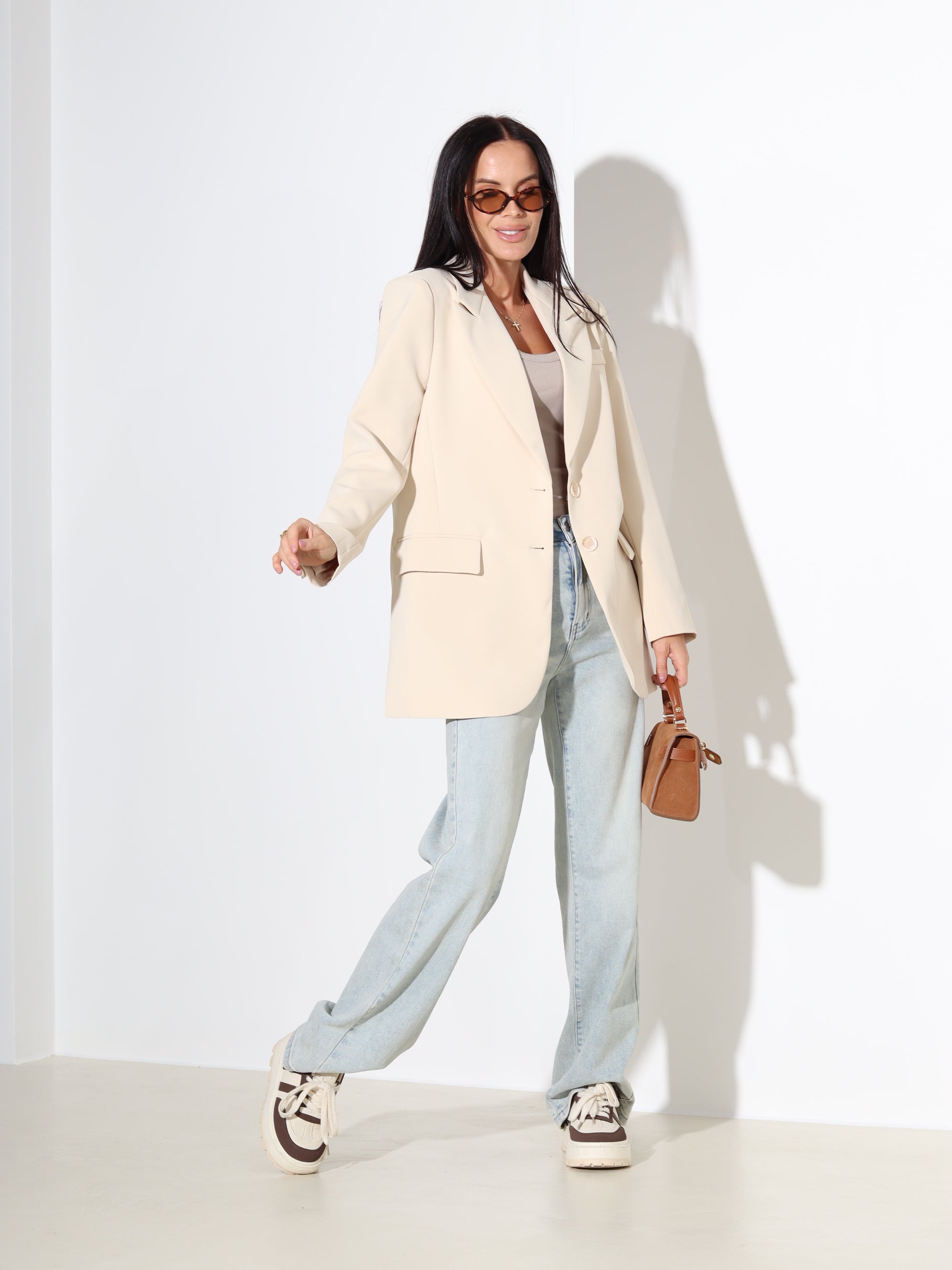 Bēša, klasiska piegriezuma žakete ar dekoratīvām kabatām - 18123