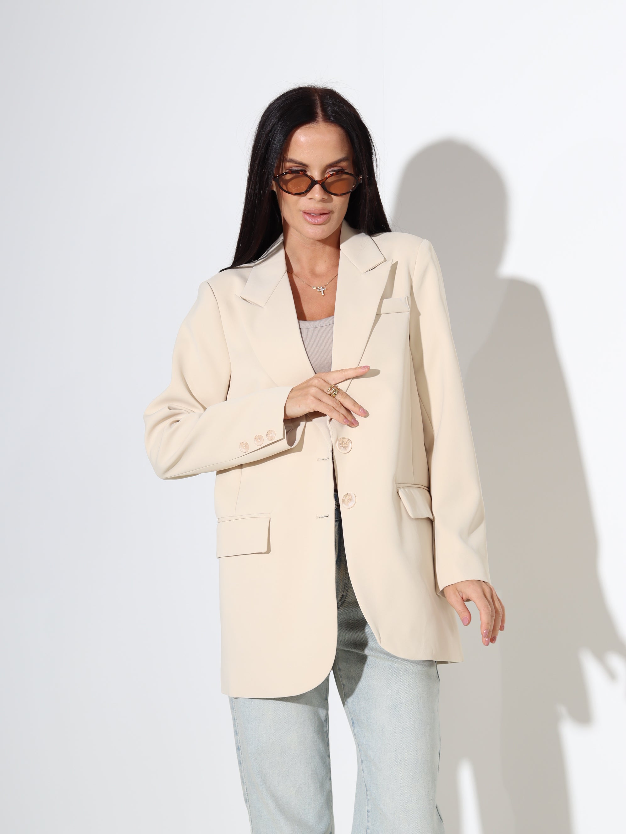 Bēša, klasiska piegriezuma žakete ar dekoratīvām kabatām - 18123