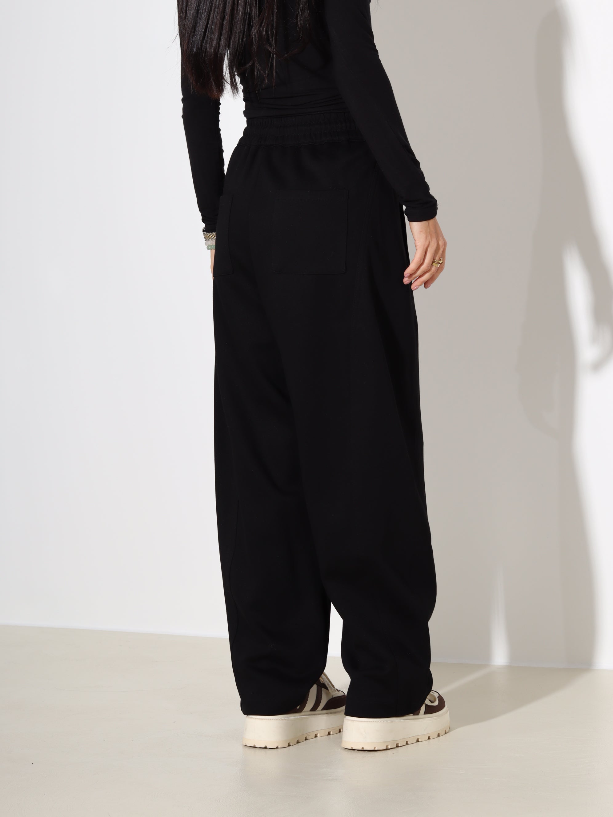 Melnas oversize sportiska stila bikses - 18134