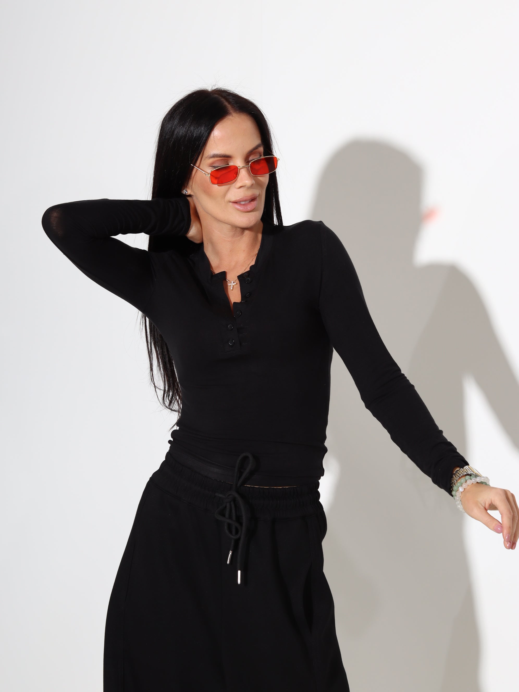 Melns "Basic" tops ar garu piedurkni un podziņām priekšpusē - 18130