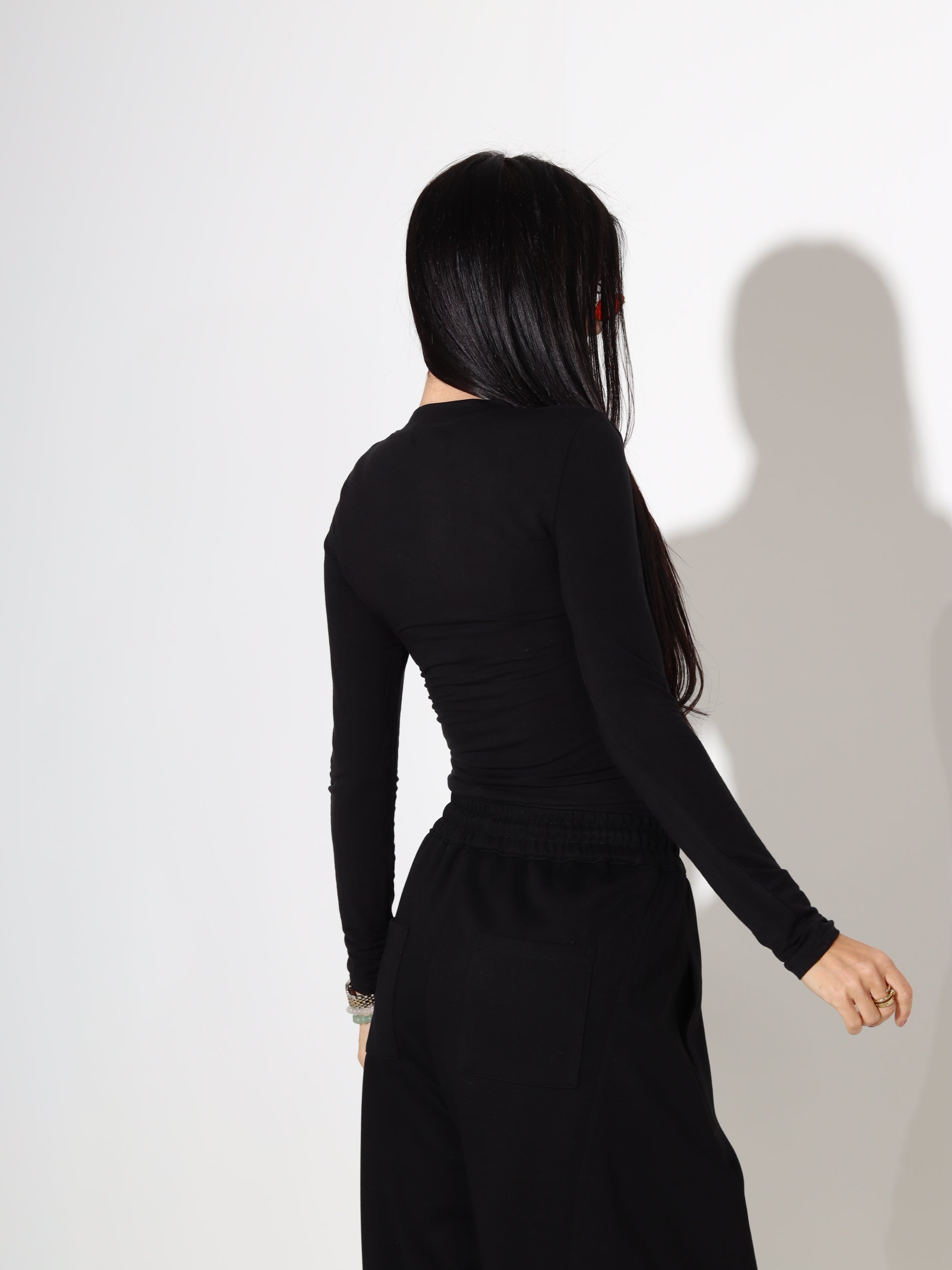 Melns "Basic" tops ar garu piedurkni un podziņām priekšpusē - 18130