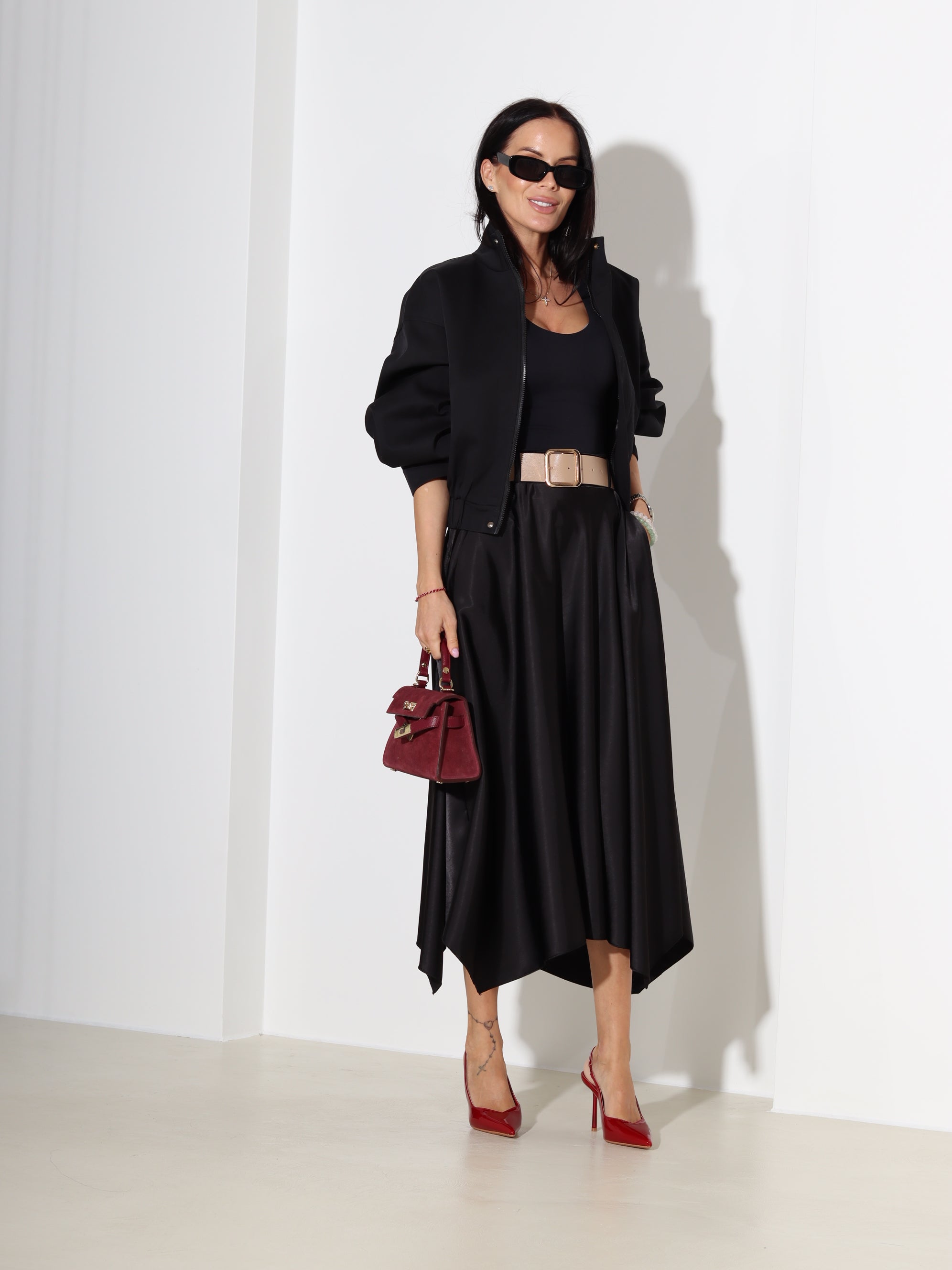 Melni, midi, atlasa auduma svārki ar jostu - 18304