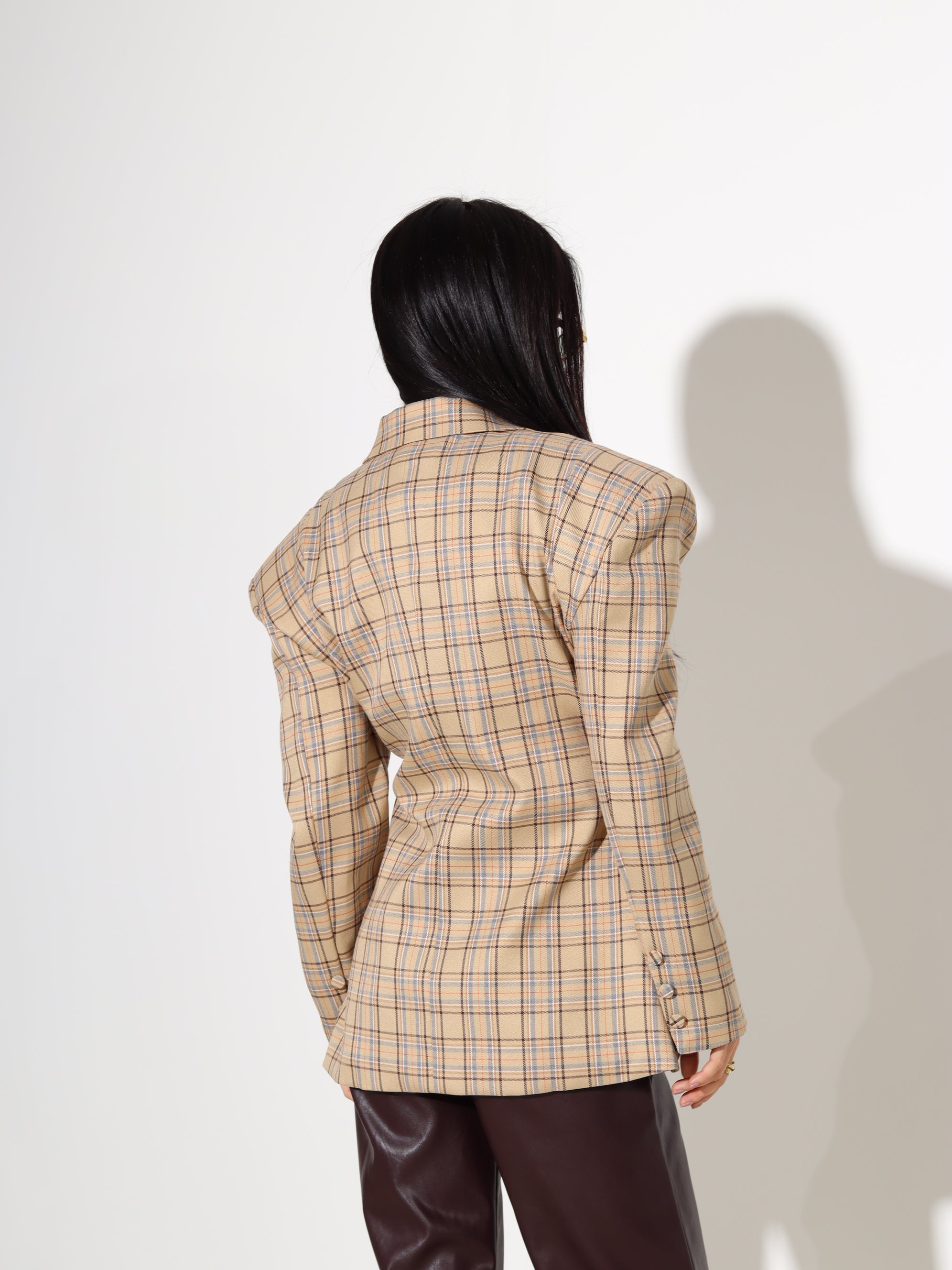 Bēša rūtaina žakete uz auguma ar plecu polsteriem - 18126