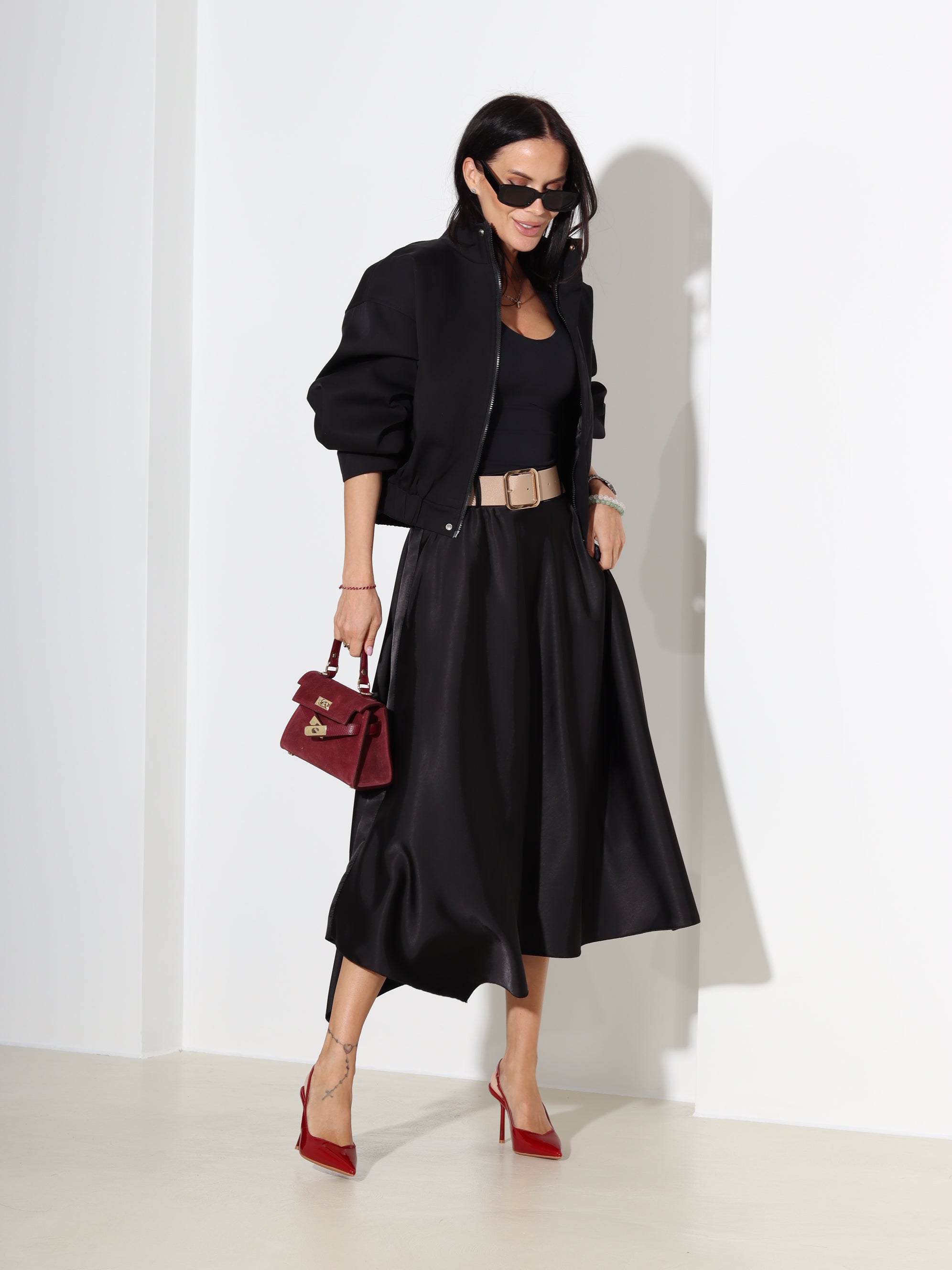 Melni, midi, atlasa auduma svārki ar jostu - 18304