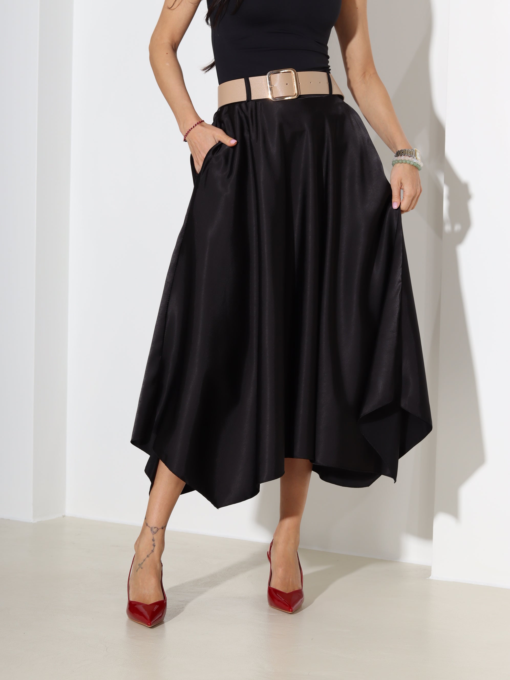 Melni, midi, atlasa auduma svārki ar jostu - 18304