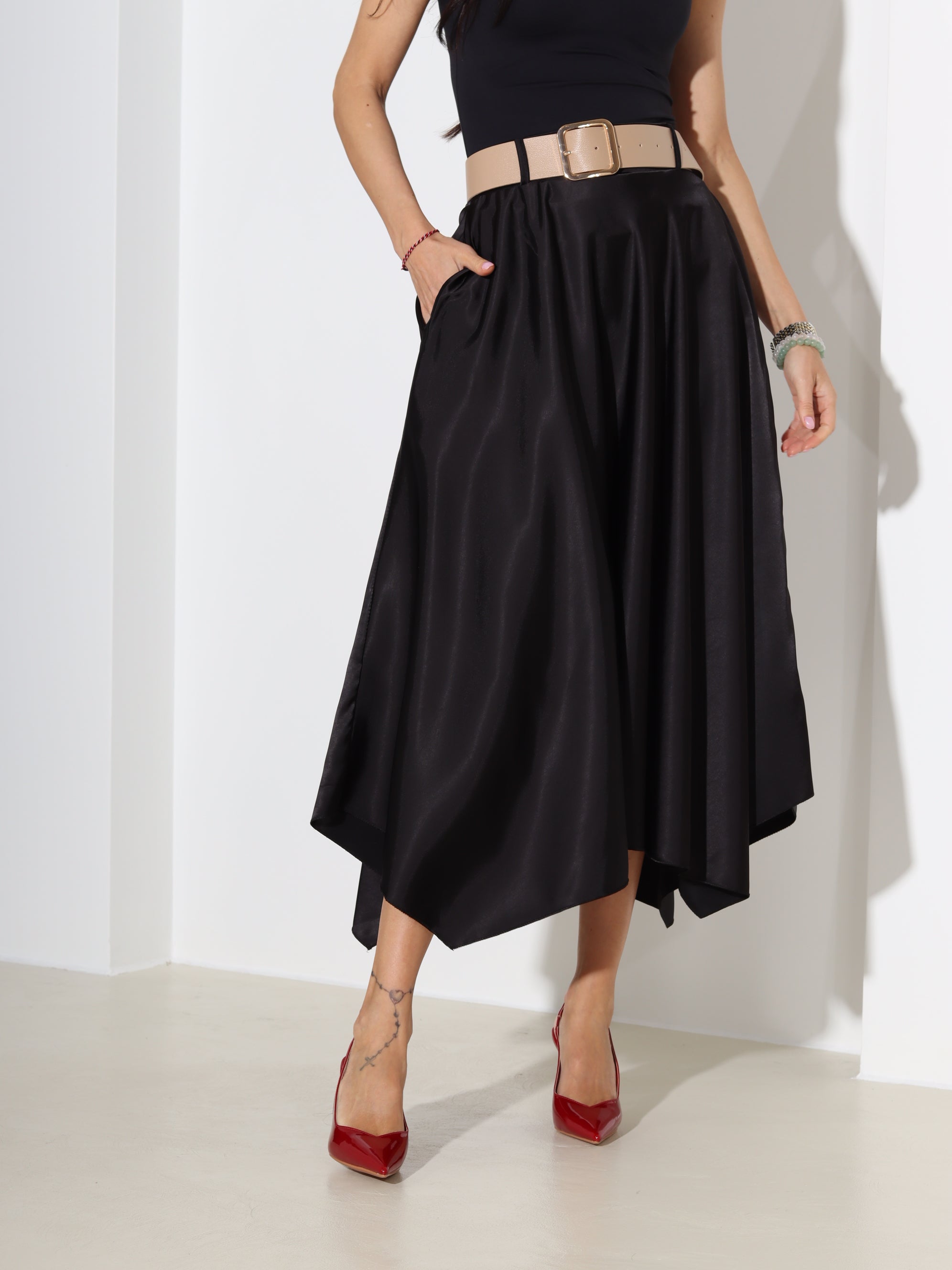 Melni, midi, atlasa auduma svārki ar jostu - 18304