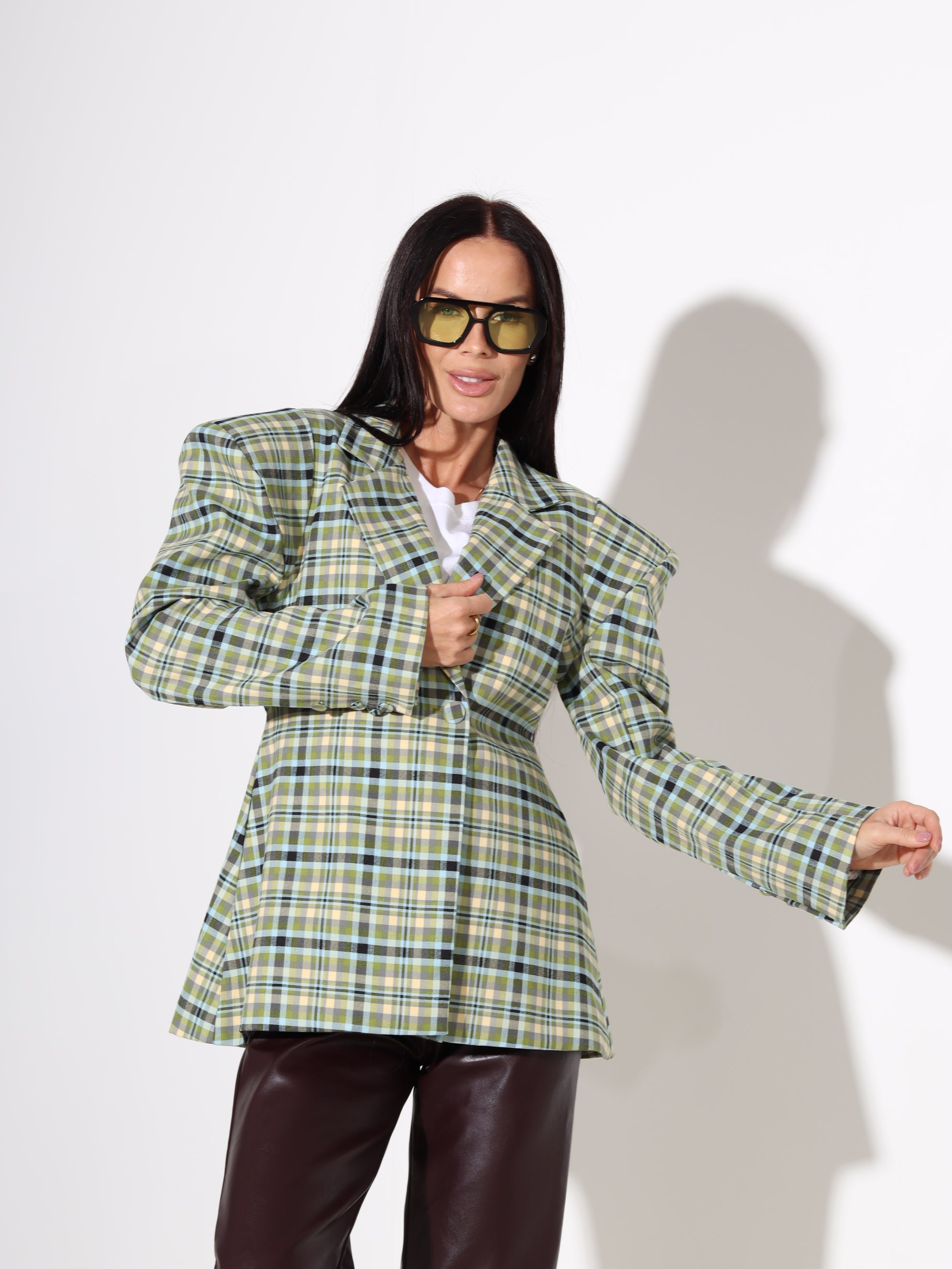 Zaļa rūtaina žakete uz auguma ar plecu polsteriem - 18127