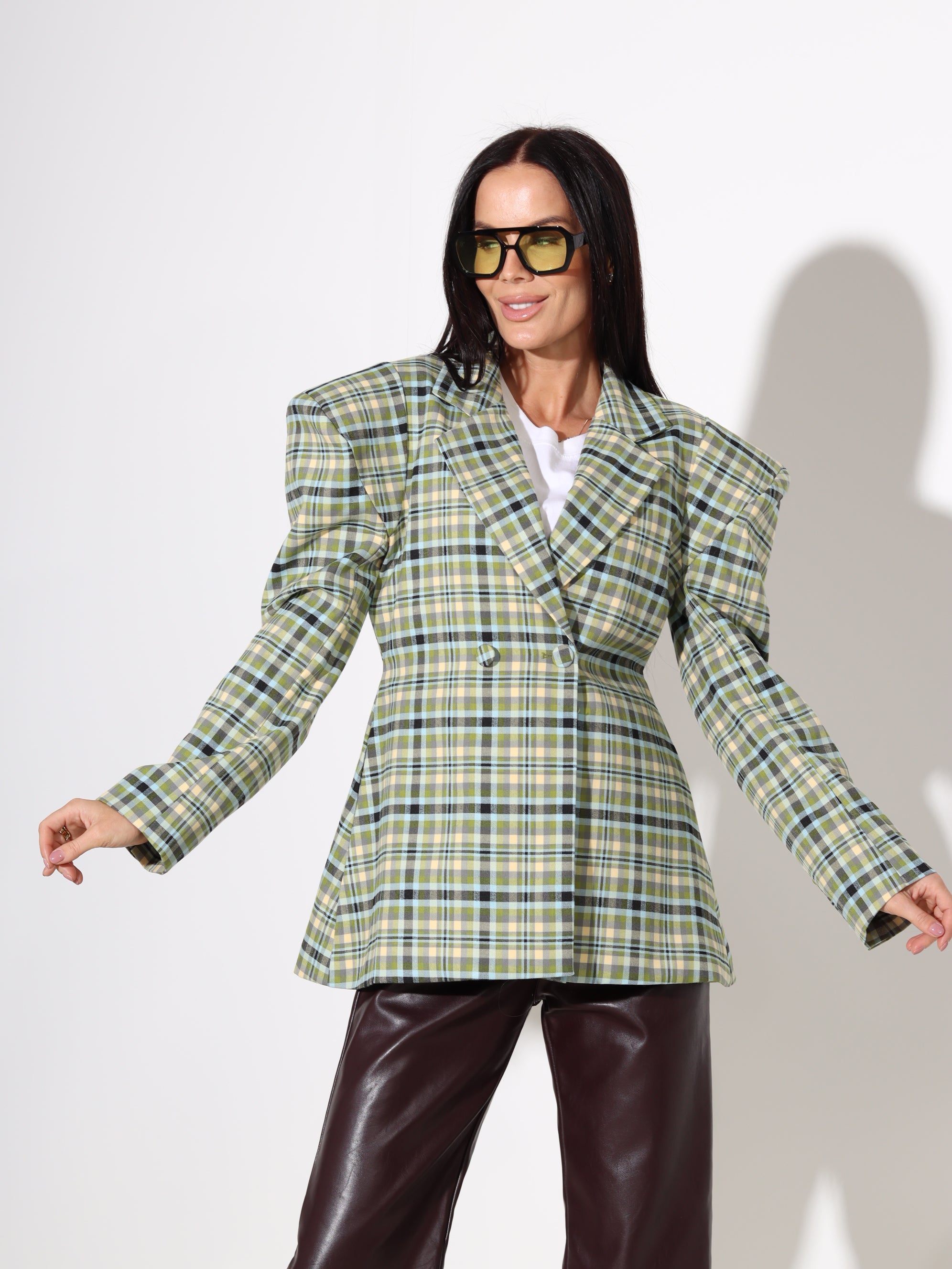 Zaļa rūtaina žakete uz auguma ar plecu polsteriem - 18127