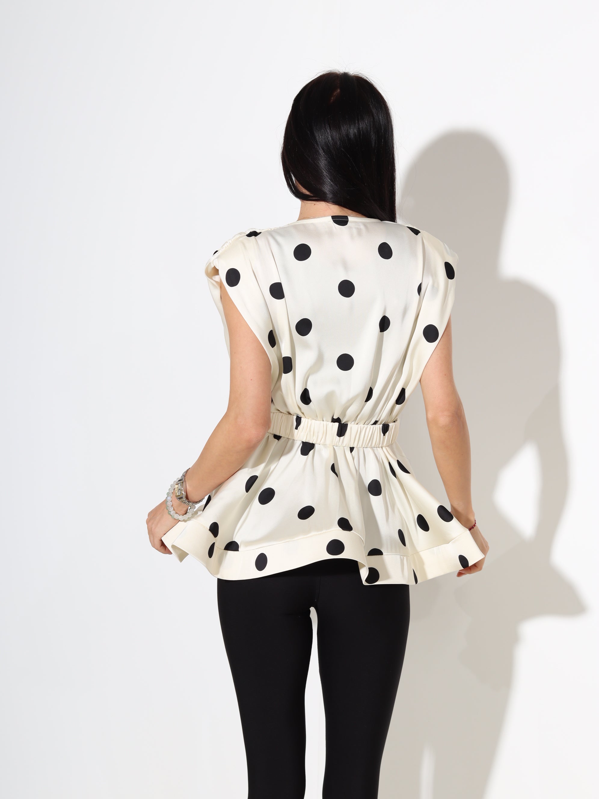 Bēšas värvi tops 'Punktiņš' ar volānu gurnu osas - 18344