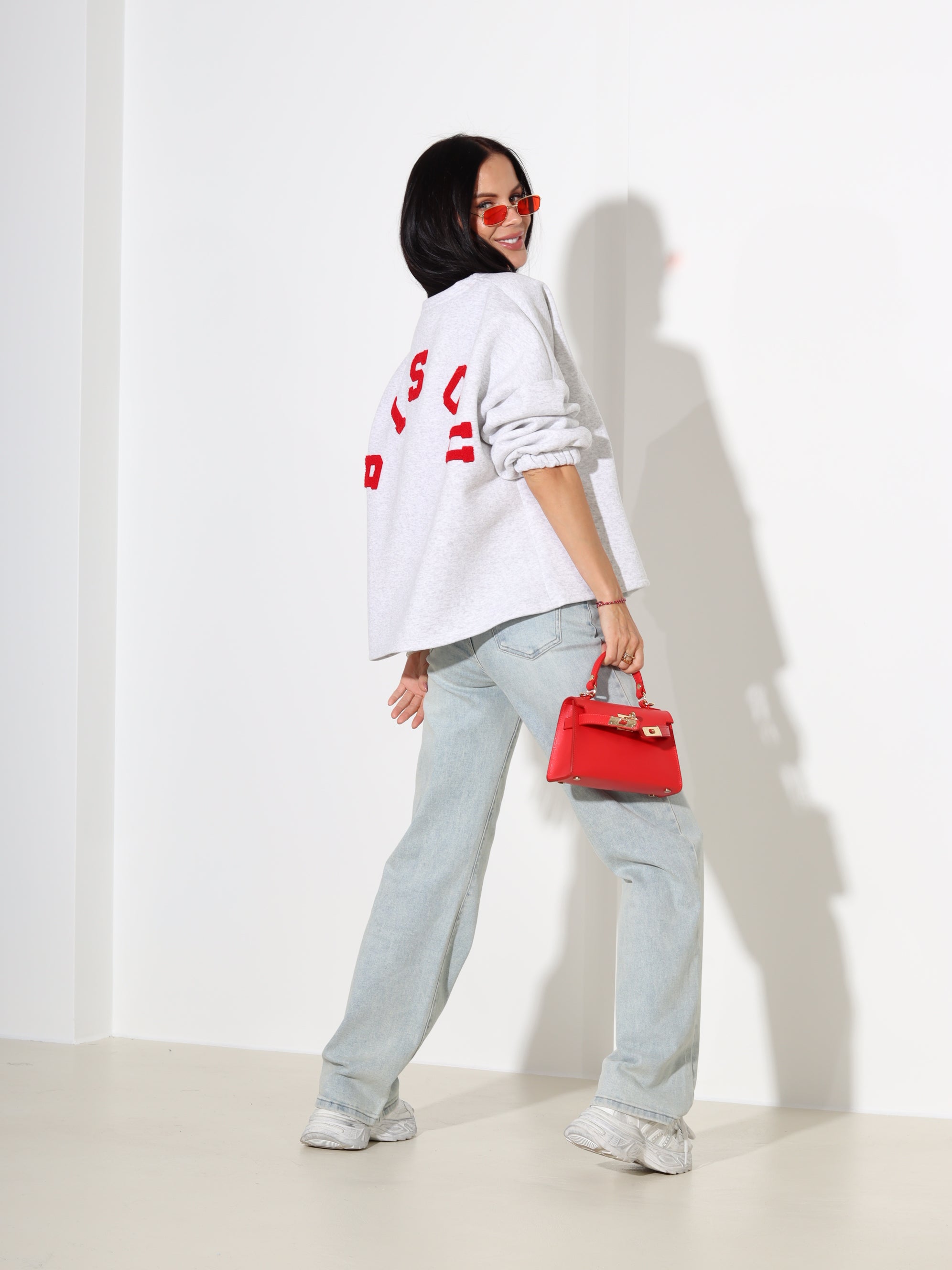 Pelēks džemperis ar SARKANU uzrakstu "Bisou" - 18115