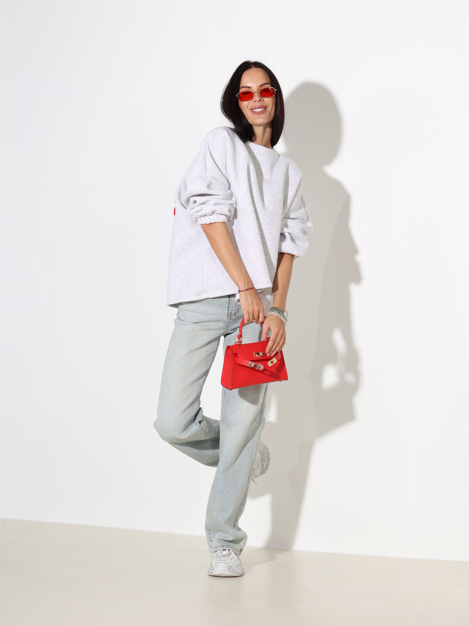 Pelēks džemperis ar SARKANU uzrakstu "Bisou" - 18115