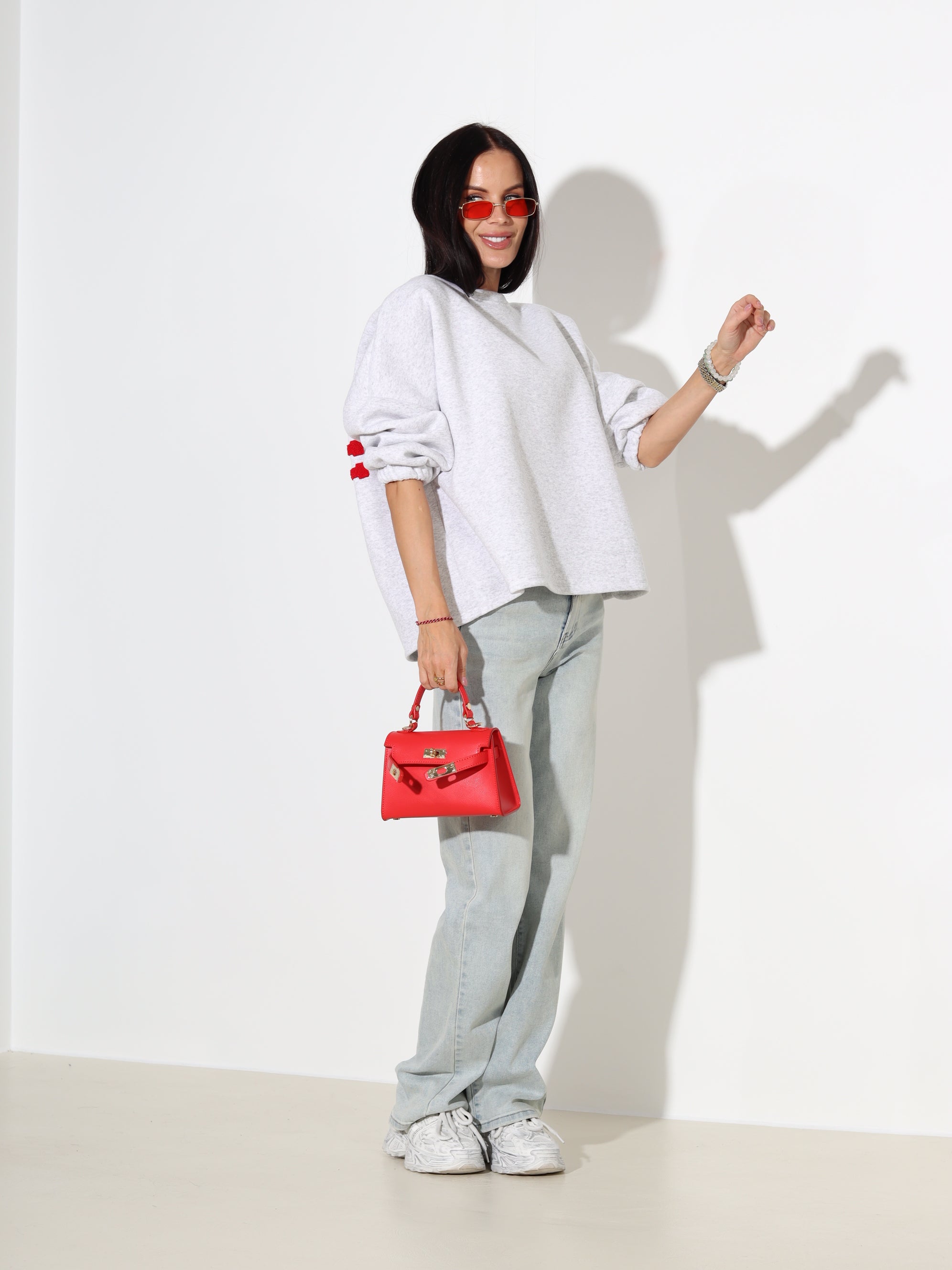 Pelēks džemperis ar SARKANU uzrakstu "Bisou" - 18115