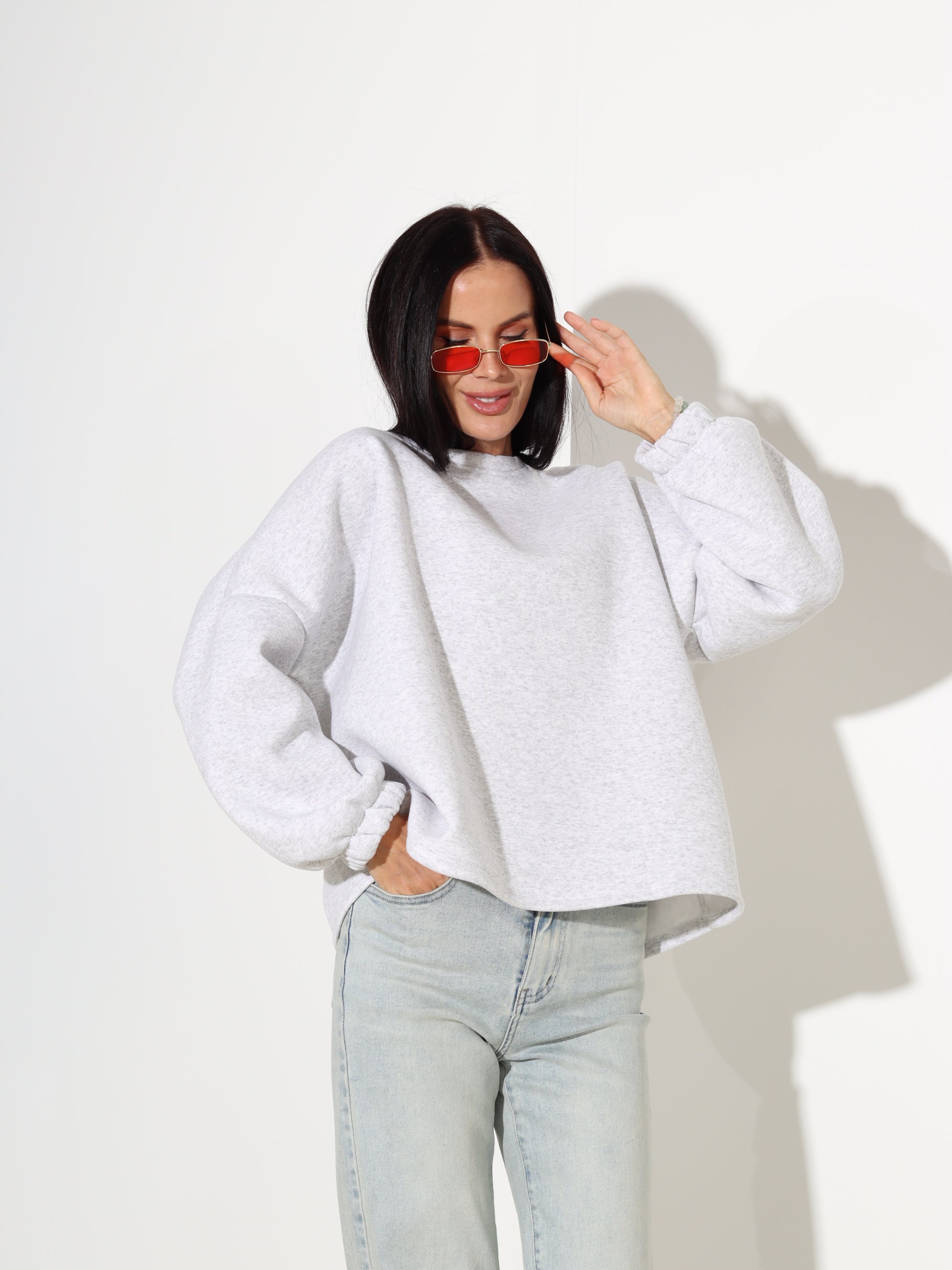 Pelēks džemperis ar SARKANU uzrakstu "Bisou" - 18115