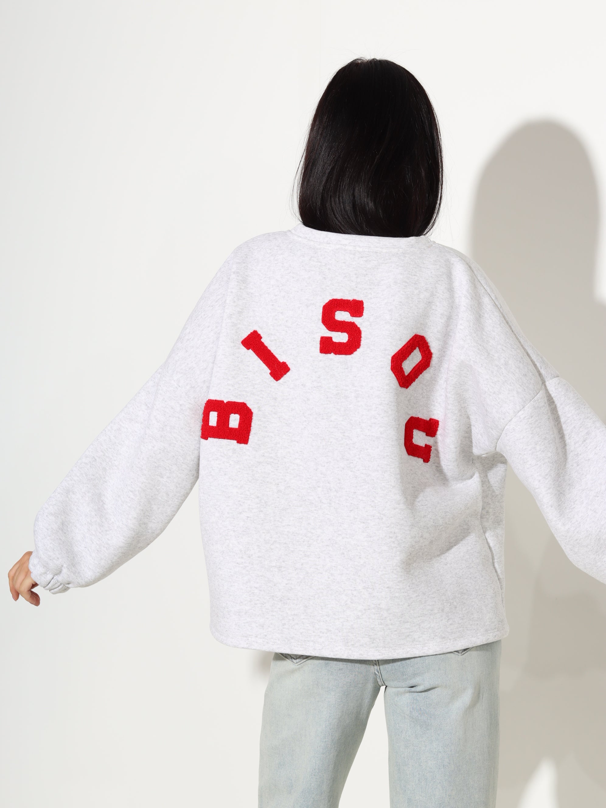 Pelēks džemperis ar SARKANU uzrakstu "Bisou" - 18115